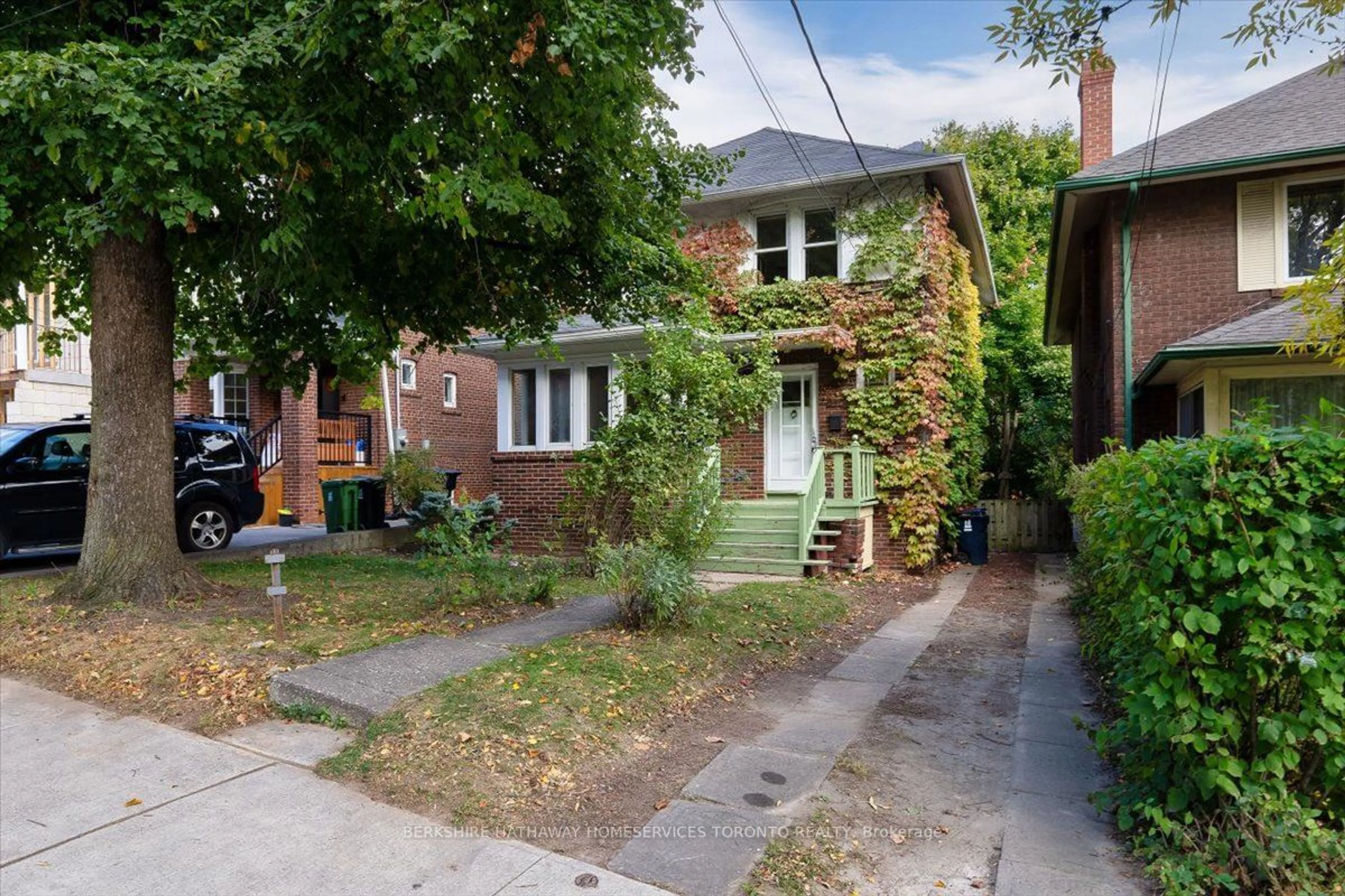 Frontside or backside of a home, the street view for 589 Oriole Pkwy, Toronto Ontario M4R 2B9