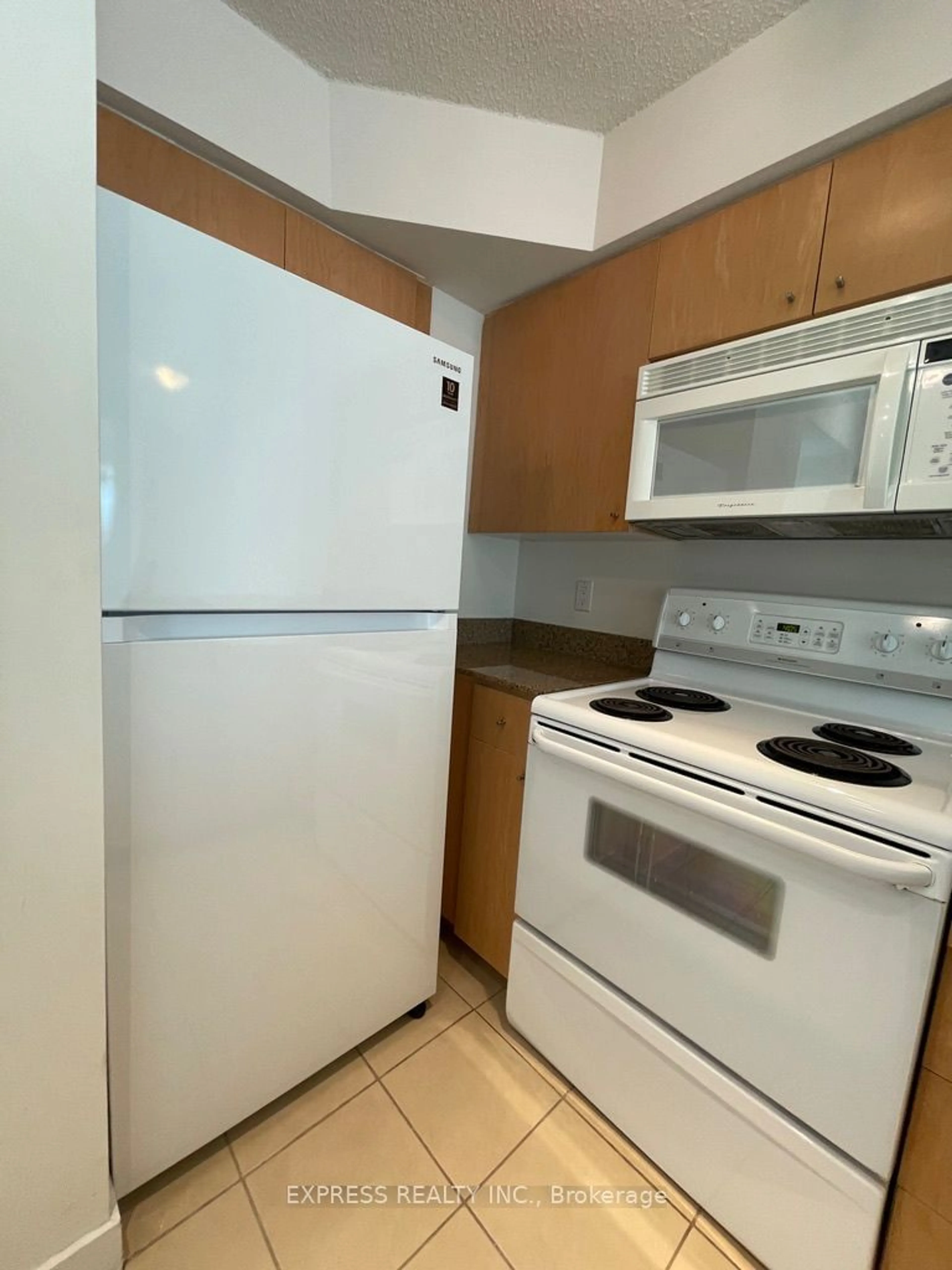 Standard kitchen for 361 Front St #512, Toronto Ontario M5V 3R5