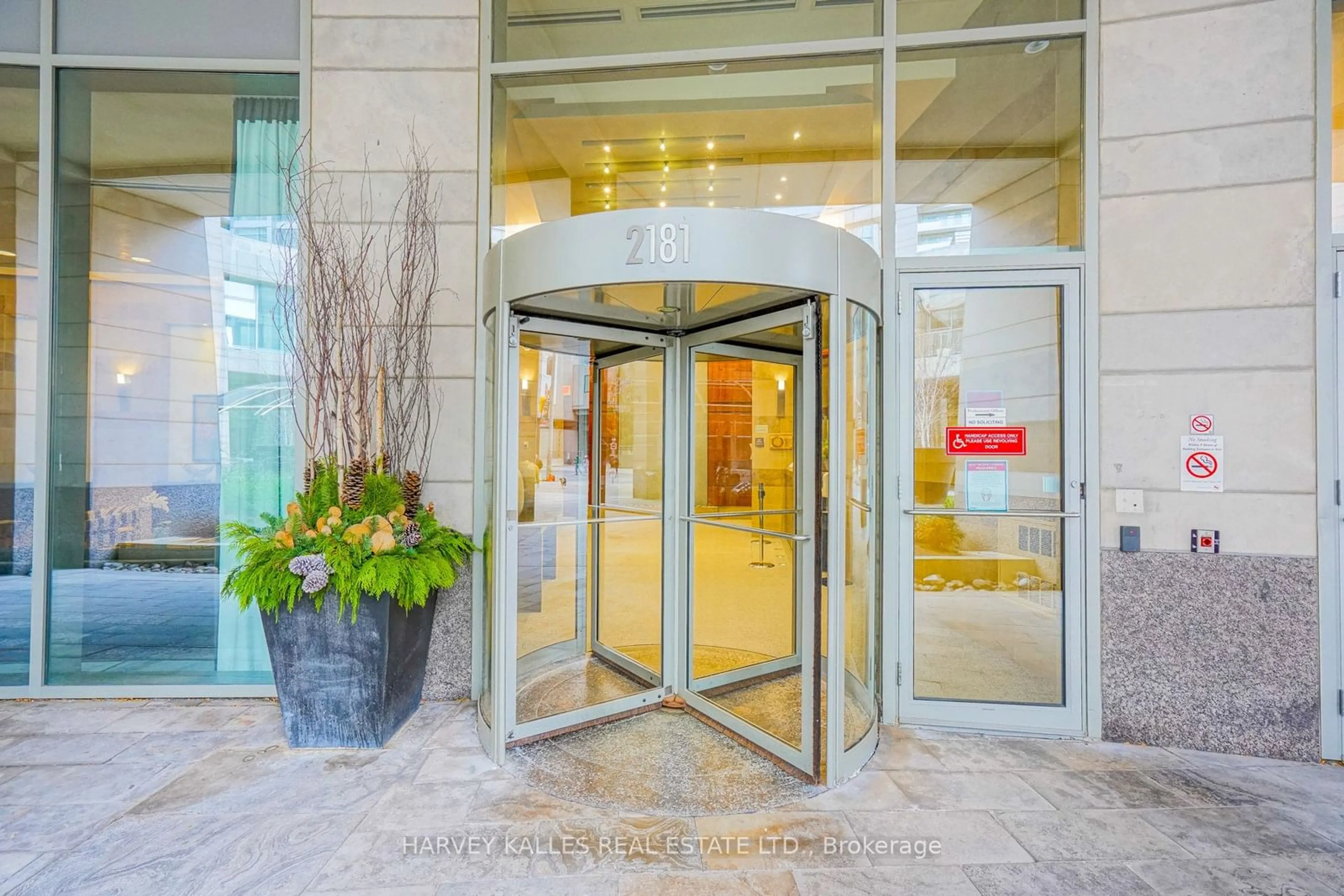 Indoor foyer, ceramic floors for 2181 Yonge St #1002, Toronto Ontario M4S 3H7