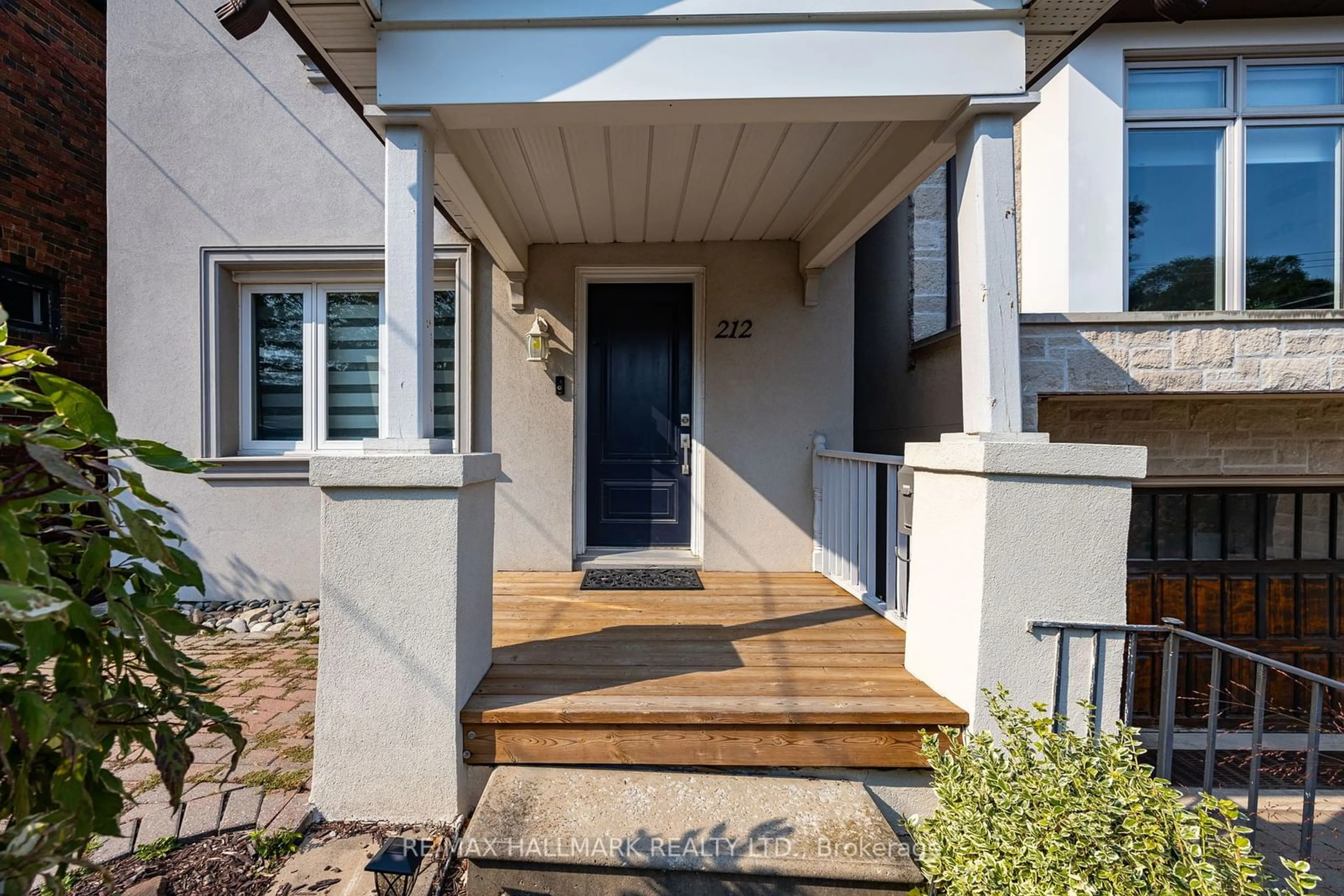 Indoor entryway, wood floors for 212 Broadway Ave, Toronto Ontario M4P 1V9