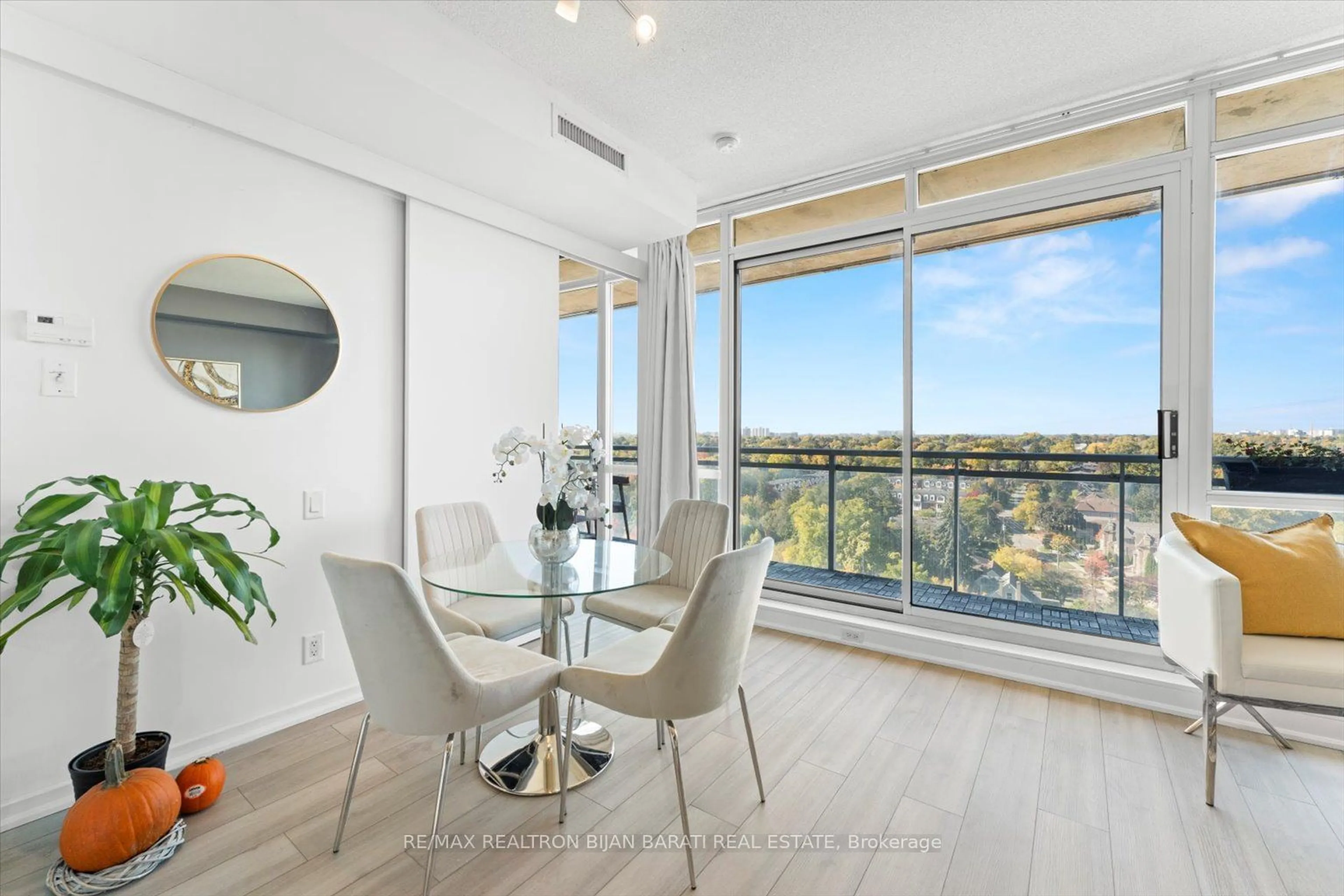 Dining room, wood floors for 30 Canterbury Pl #1201, Toronto Ontario M2N 0B9