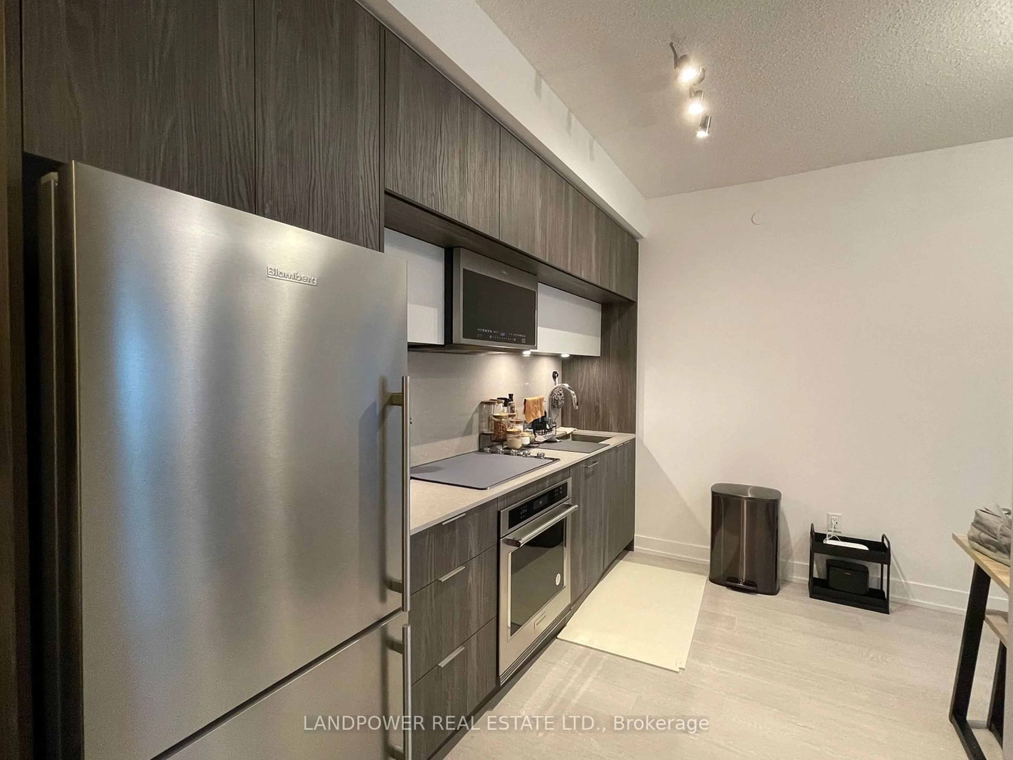 Standard kitchen, wood floors for 25 Adra Grado Way #931, Toronto Ontario M2J 0H6