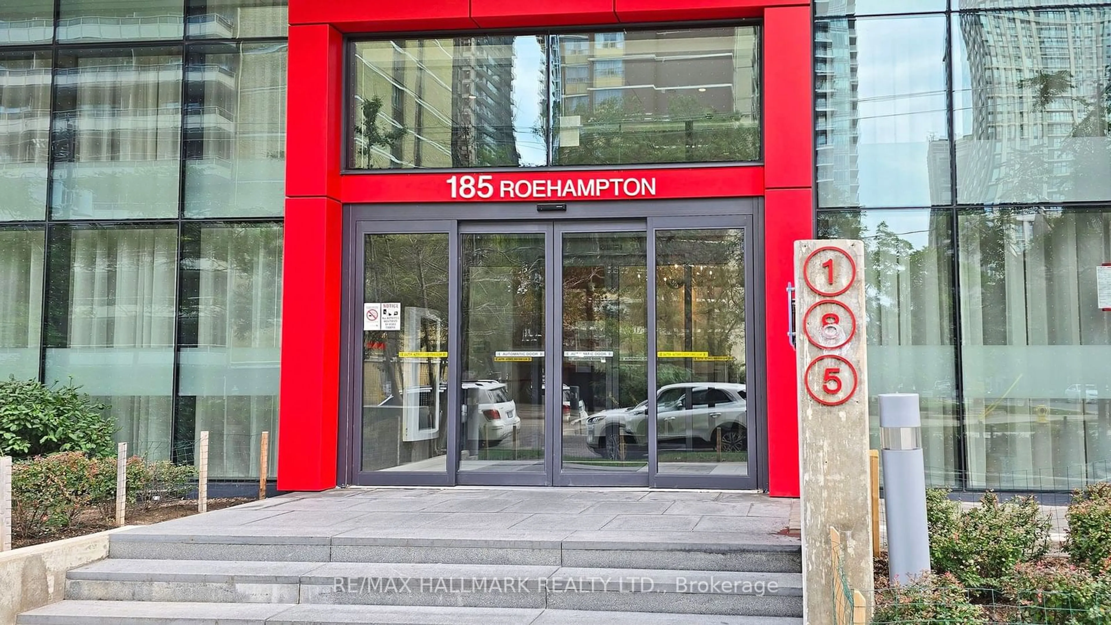 Indoor foyer for 185 Roehampton Ave #2705, Toronto Ontario M4P 0C6