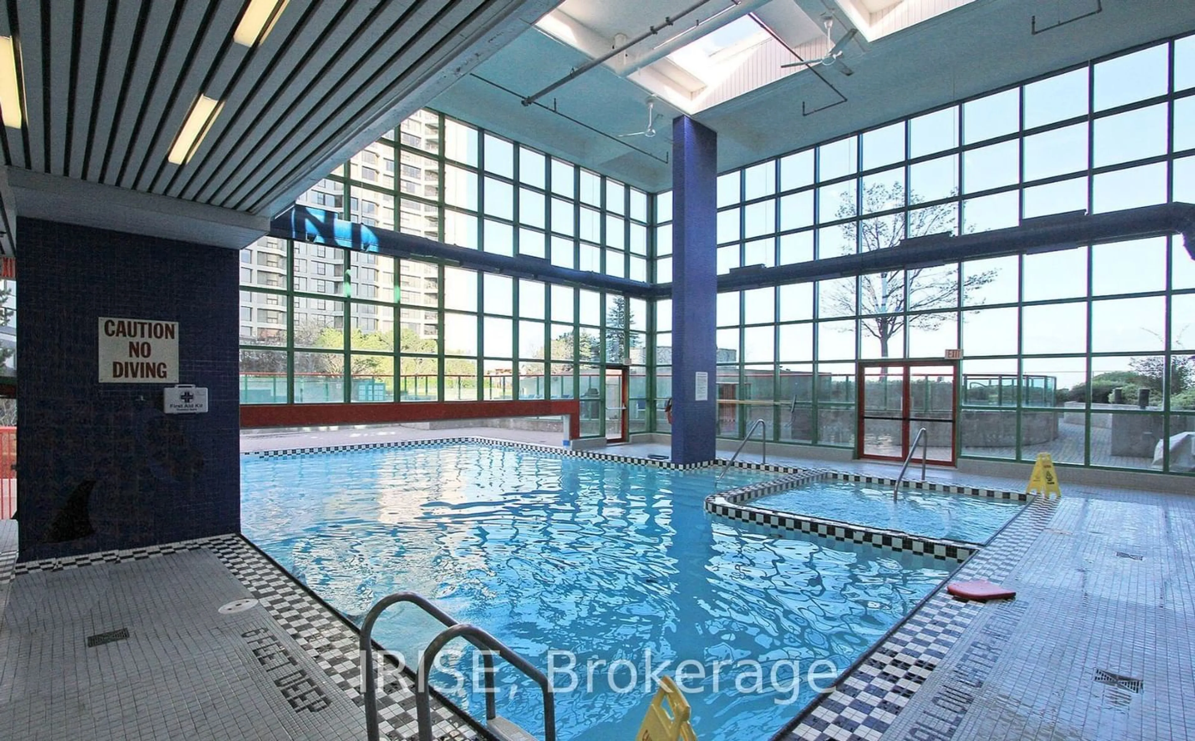 Indoor or outdoor pool for 77 Harbour Sq #806, Toronto Ontario M5J 2S2