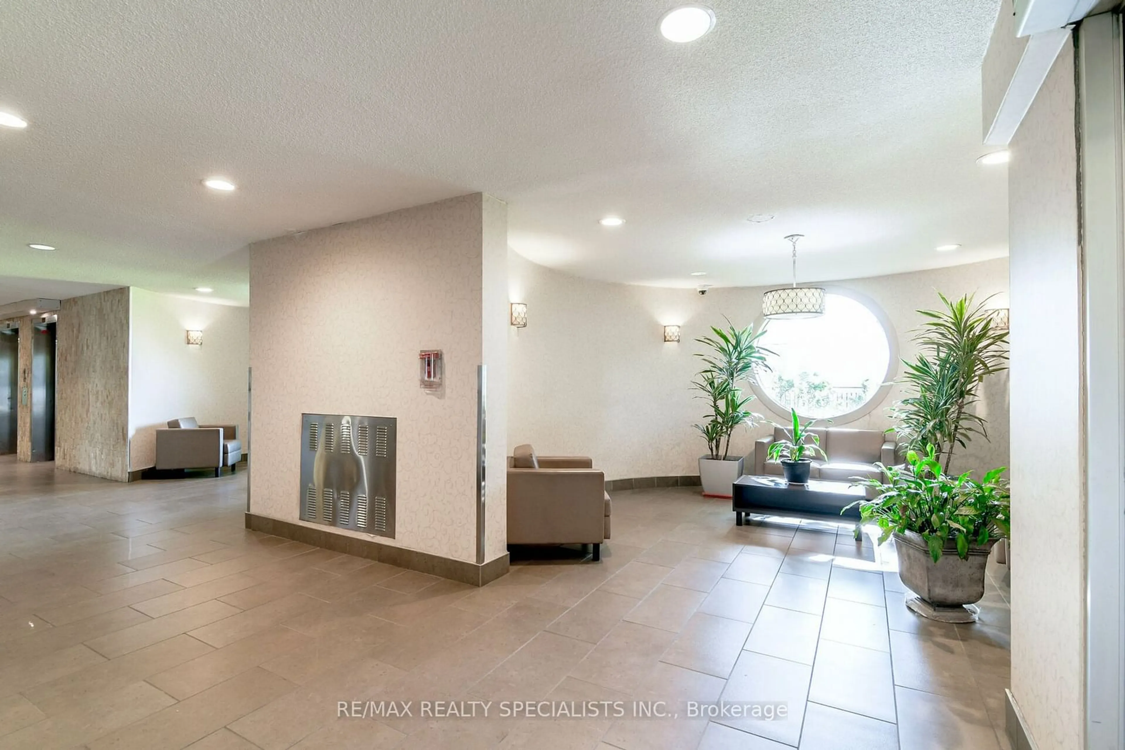 Indoor lobby, not visible floor for 5 Parkway Forest Dr #1808, Toronto Ontario M2J 1L2