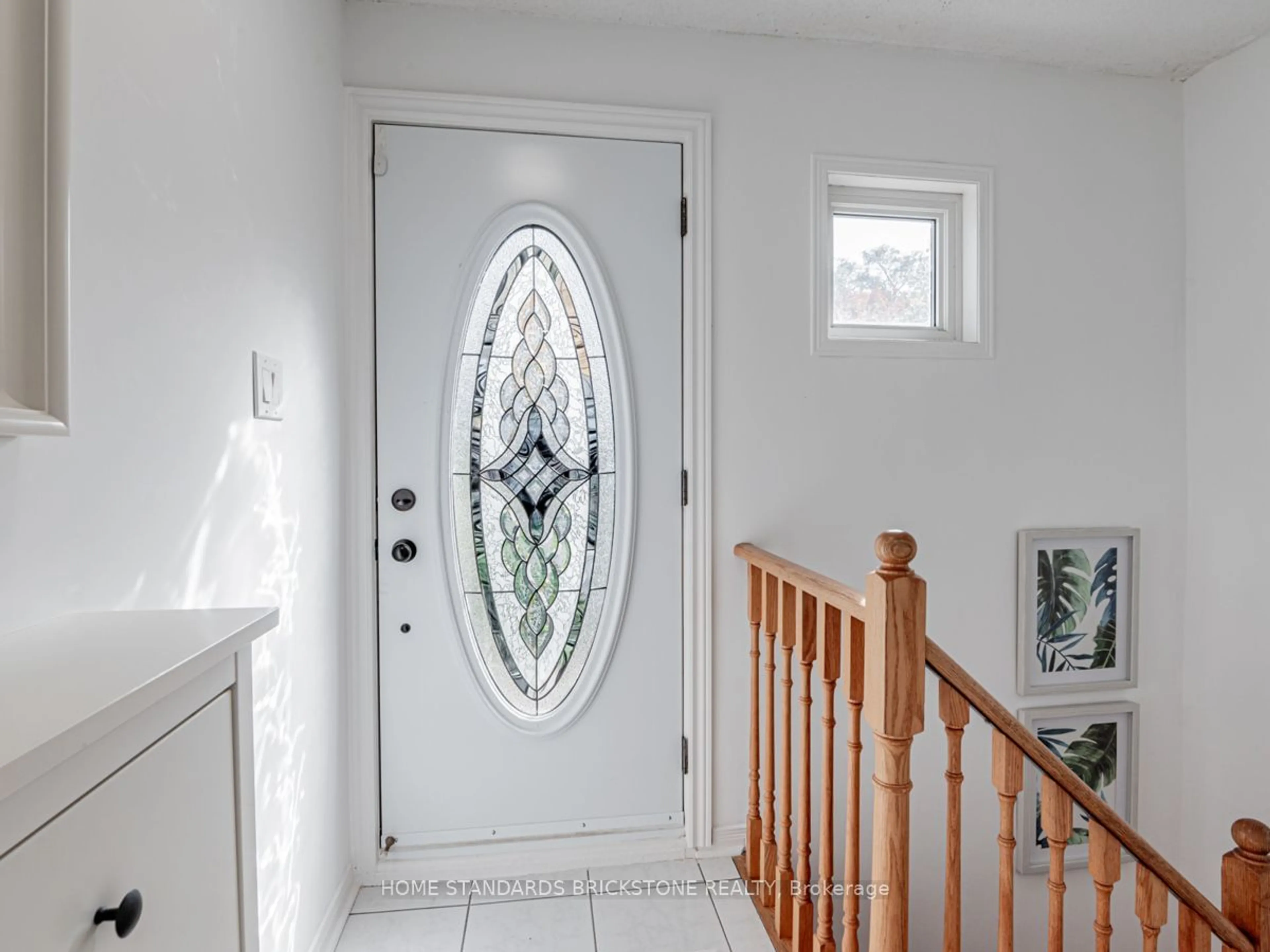 Indoor entryway, wood floors for 156 Avondale Ave, Toronto Ontario M2N 2V3