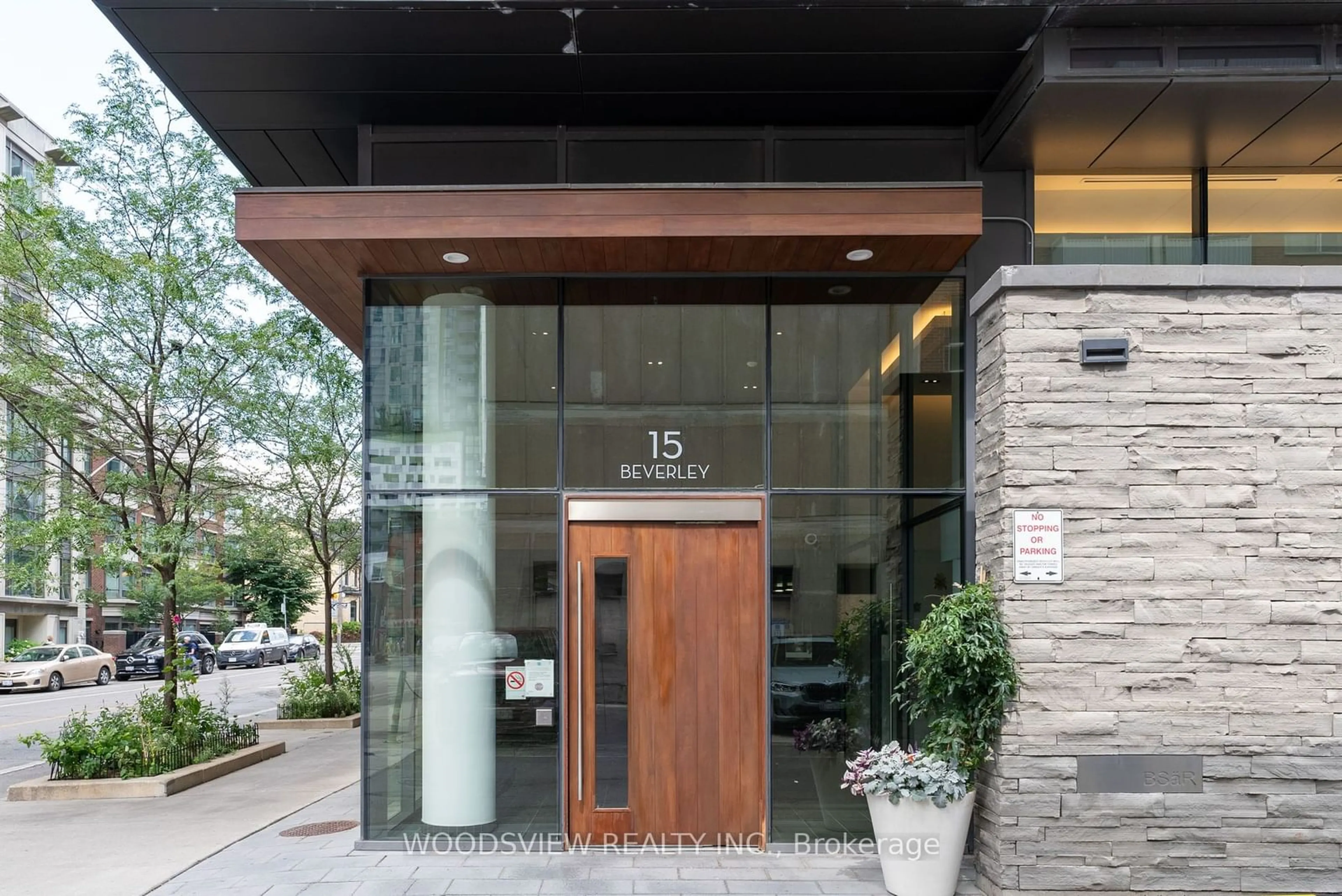 Indoor foyer, wood floors for 15 Beverley St #705, Toronto Ontario M5T 0B3