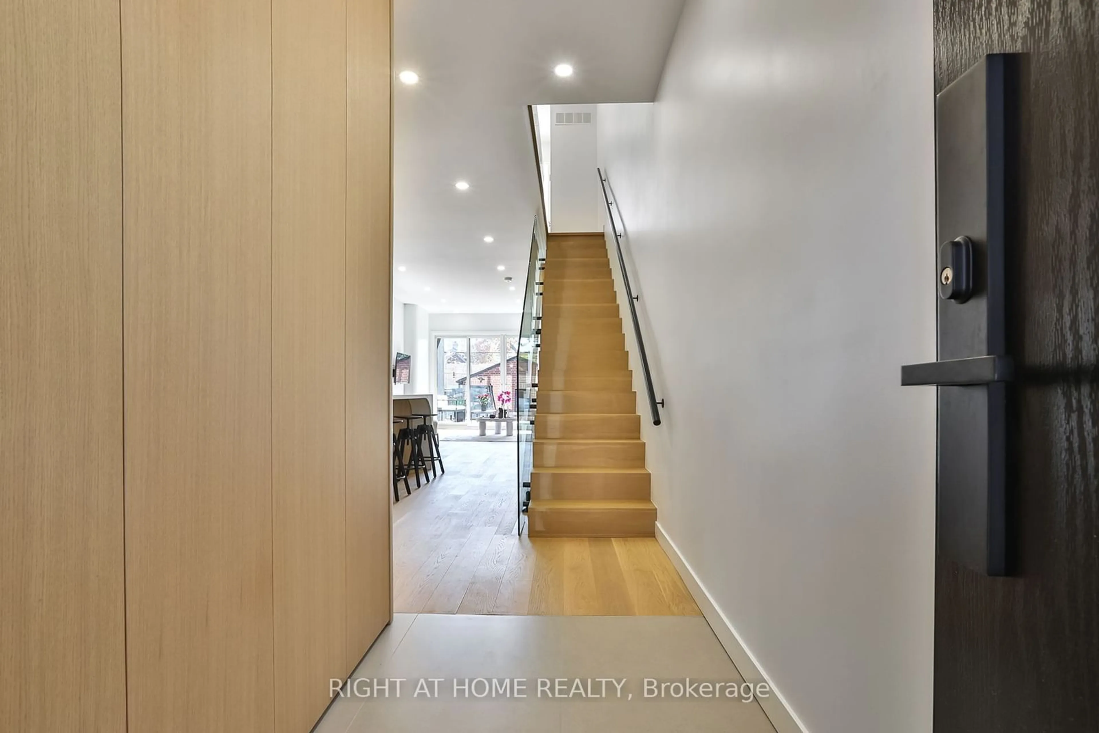 Indoor foyer, wood floors for 91 Willcocks St, Toronto Ontario M5S 1C9