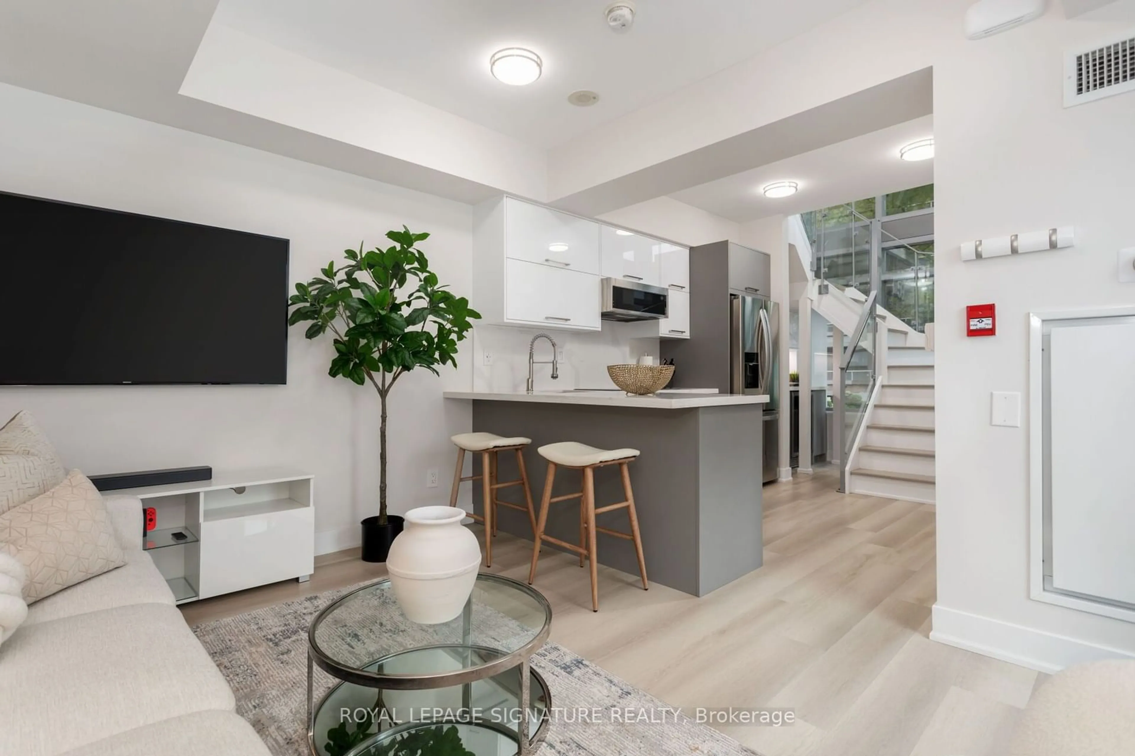 Open concept kitchen for 59 East Liberty St #Th 111, Toronto Ontario M6K 3R1