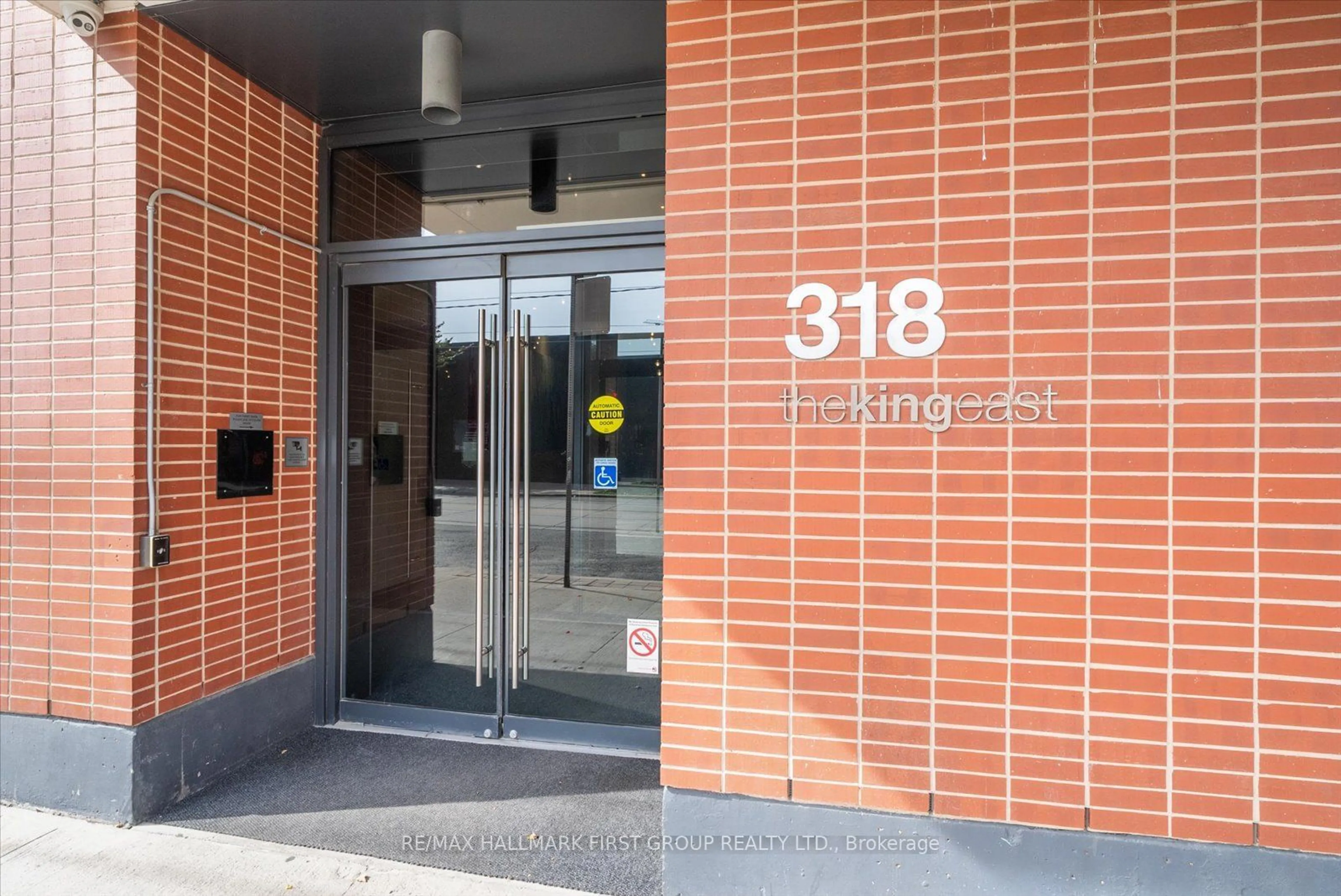 Indoor foyer for 318 King St #208, Toronto Ontario M5A 1K6