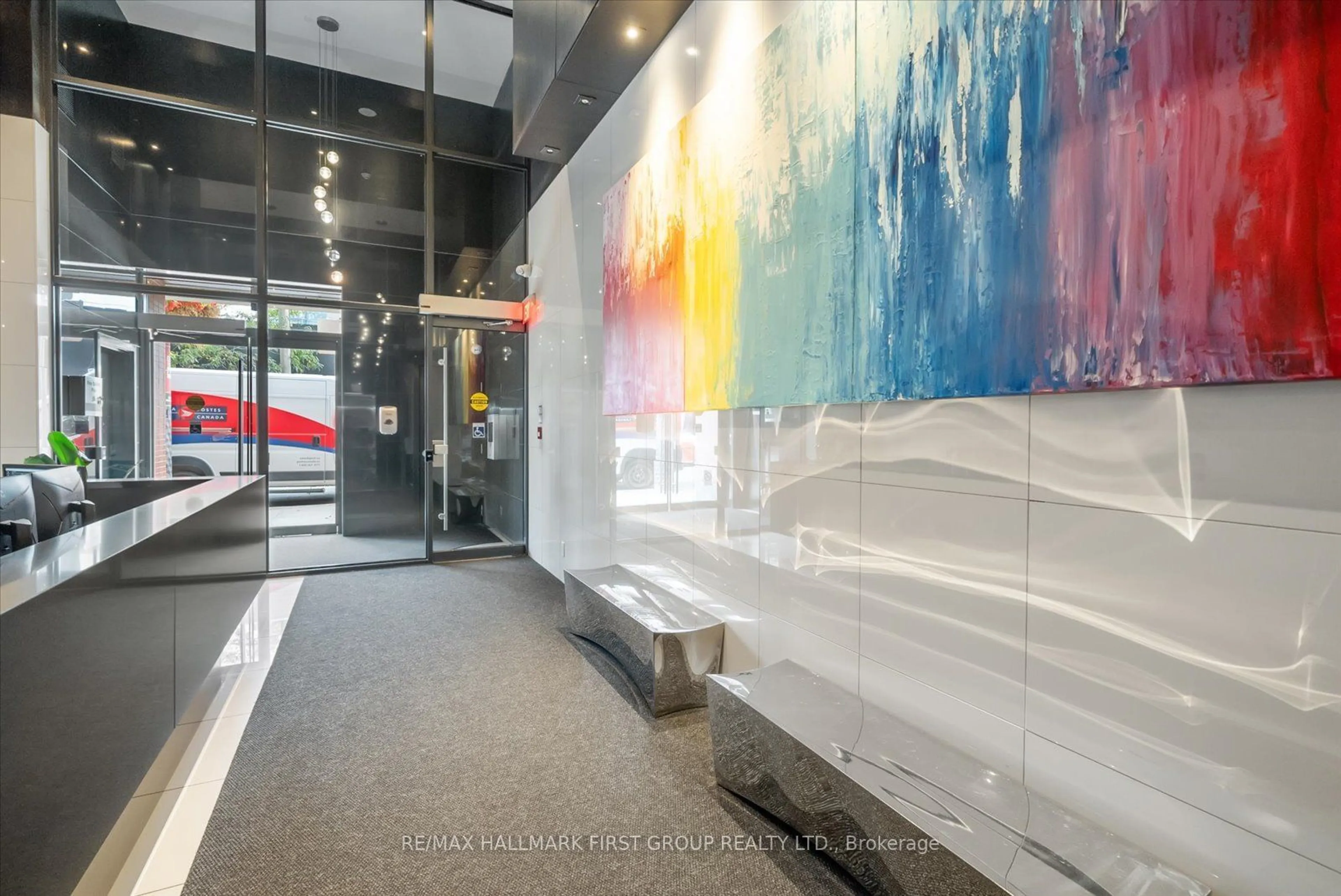 Indoor lobby, ceramic floors for 318 King St #208, Toronto Ontario M5A 1K6