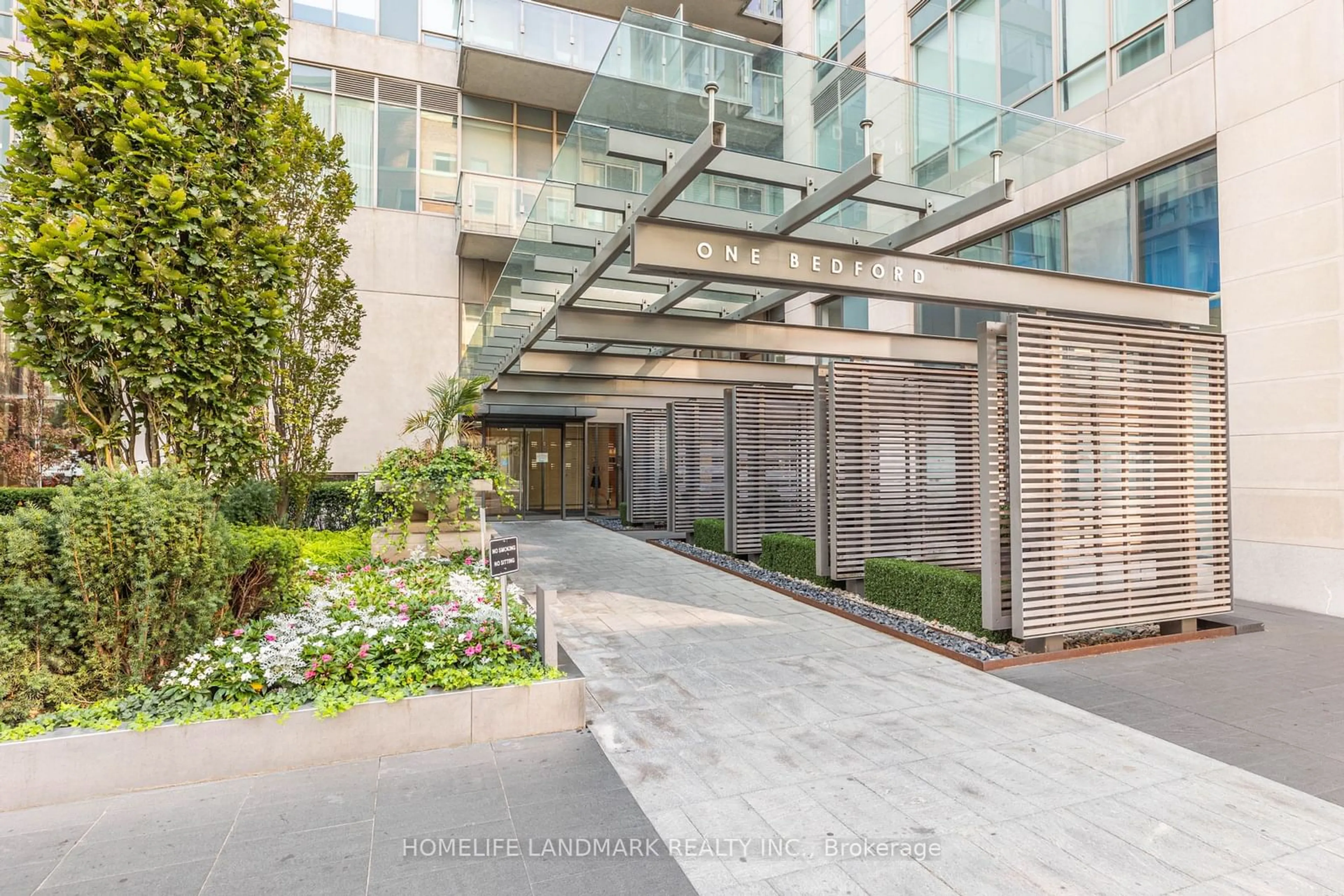 Indoor foyer, cement floor for 1 Bedford Rd #805, Toronto Ontario M5R 2B5