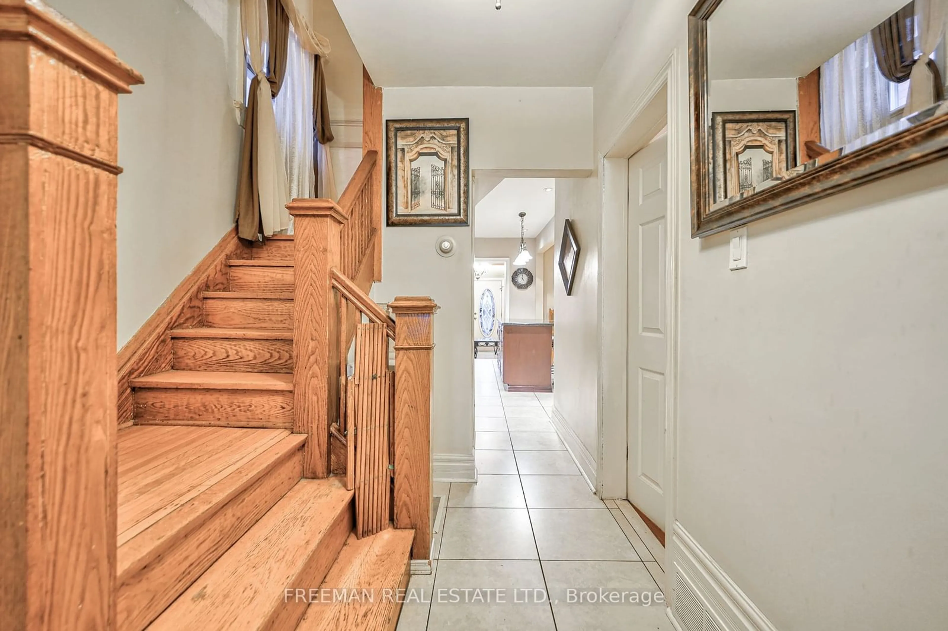 Indoor entryway, wood floors for 1925 Dufferin St, Toronto Ontario M6E 3P5