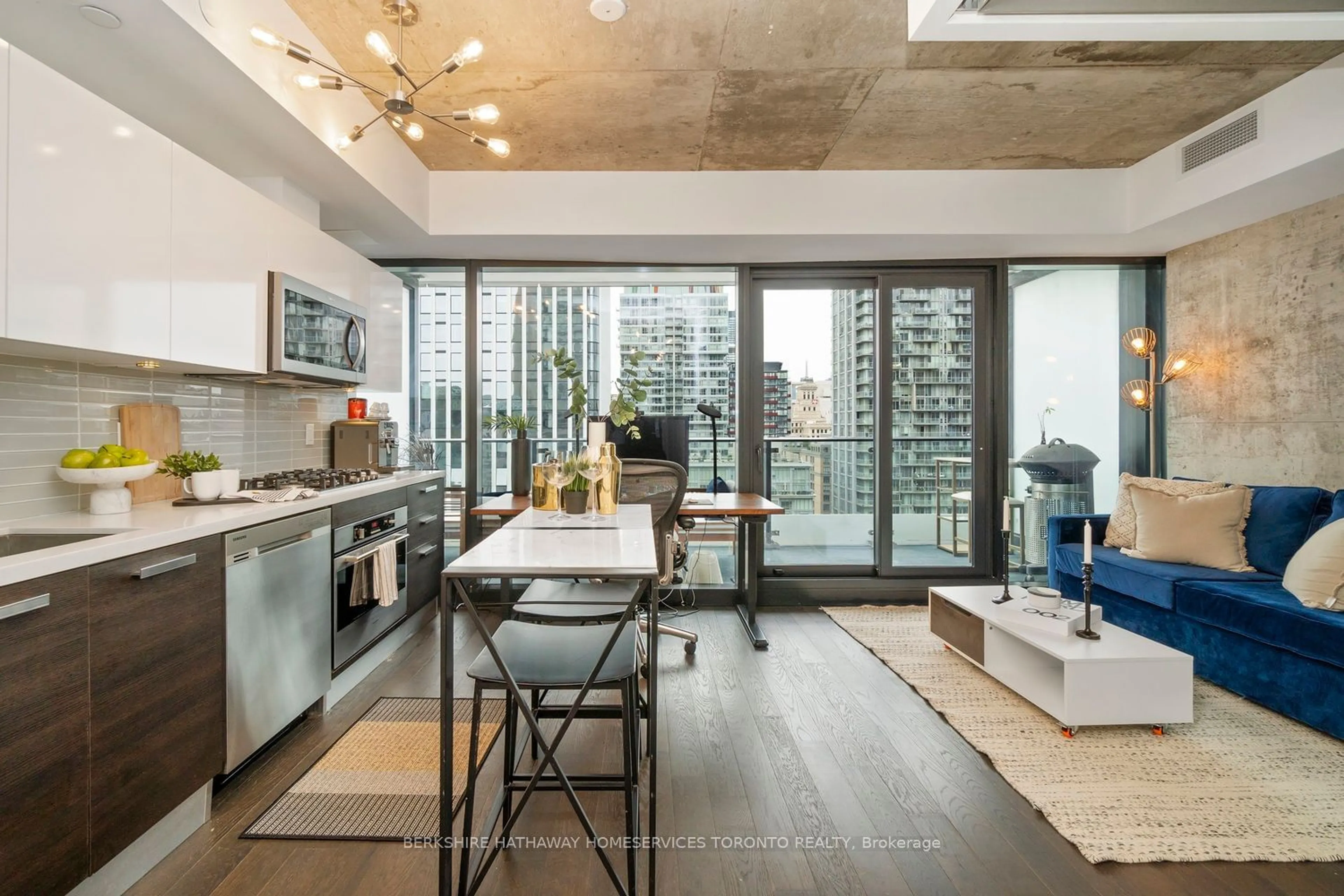 Open concept kitchen for 224 King St #1702, Toronto Ontario M5V 1H8