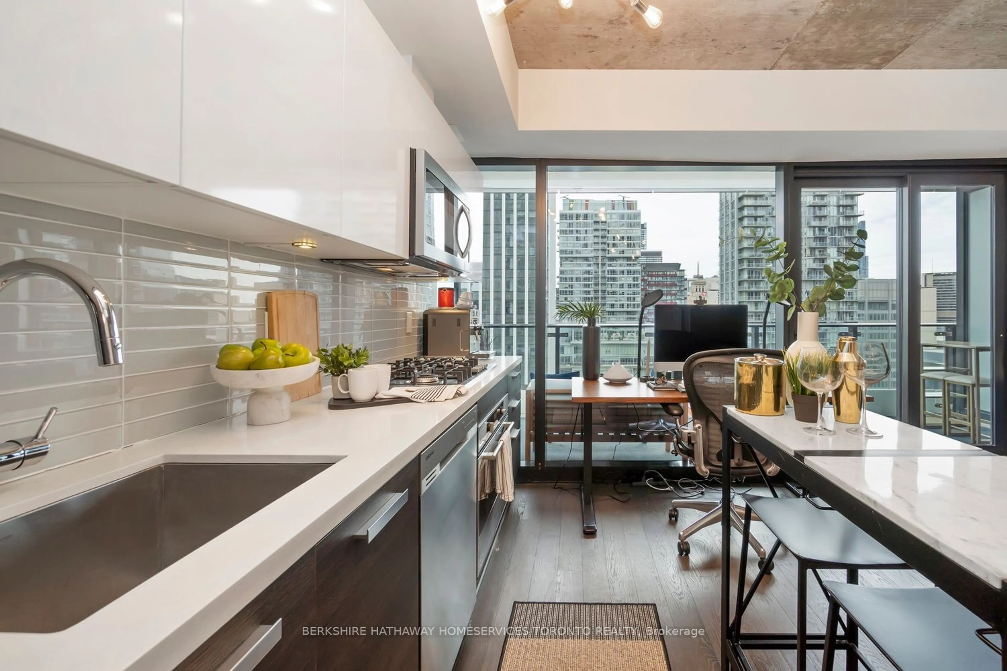 Open concept kitchen for 224 King St #1702, Toronto Ontario M5V 1H8