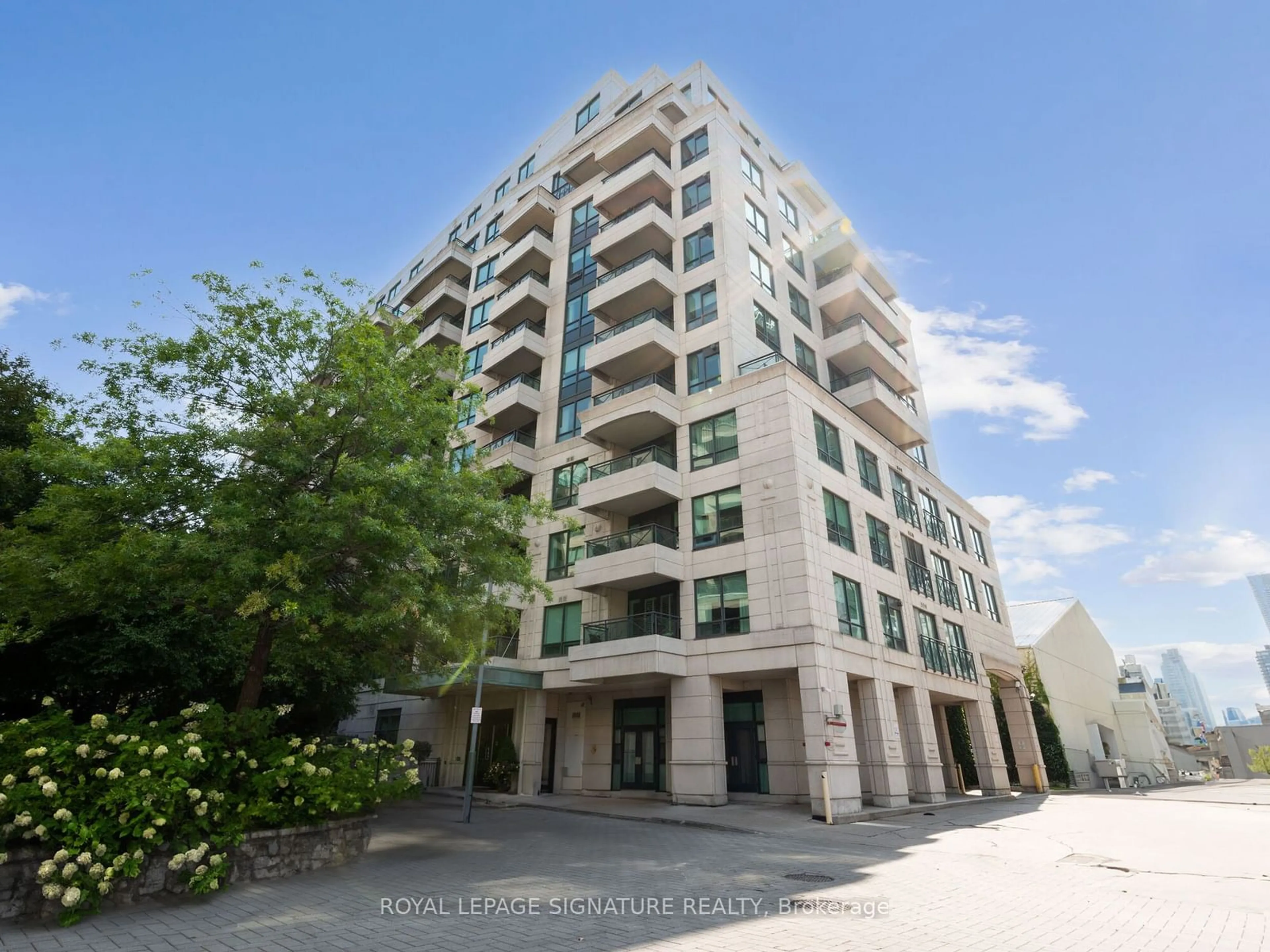 A pic from exterior of the house or condo, the front or back of building for 25 Scrivener Sq #909, Toronto Ontario M4W 3Y6