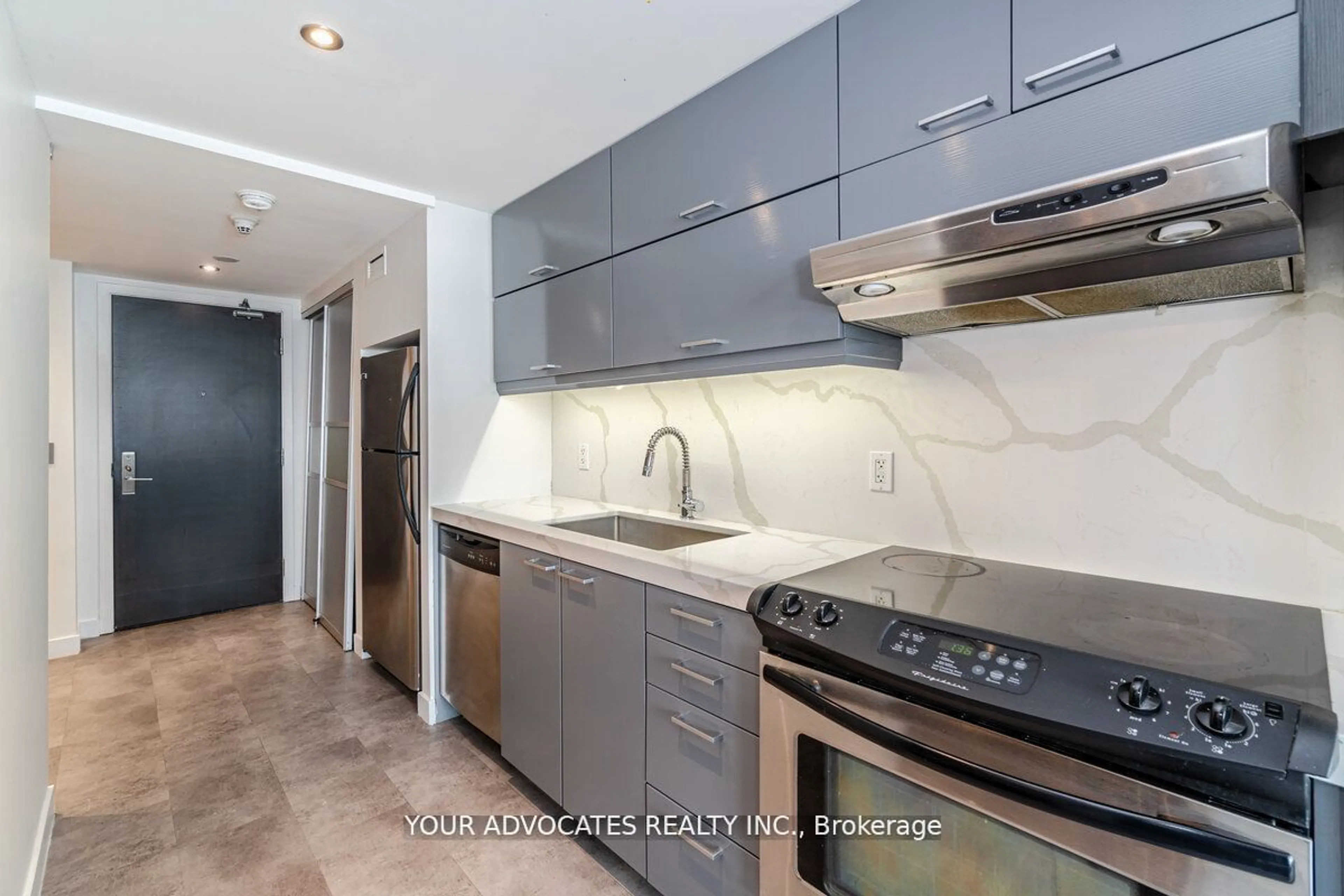 Standard kitchen for 55 Stewart St #623, Toronto Ontario M5V 2V1