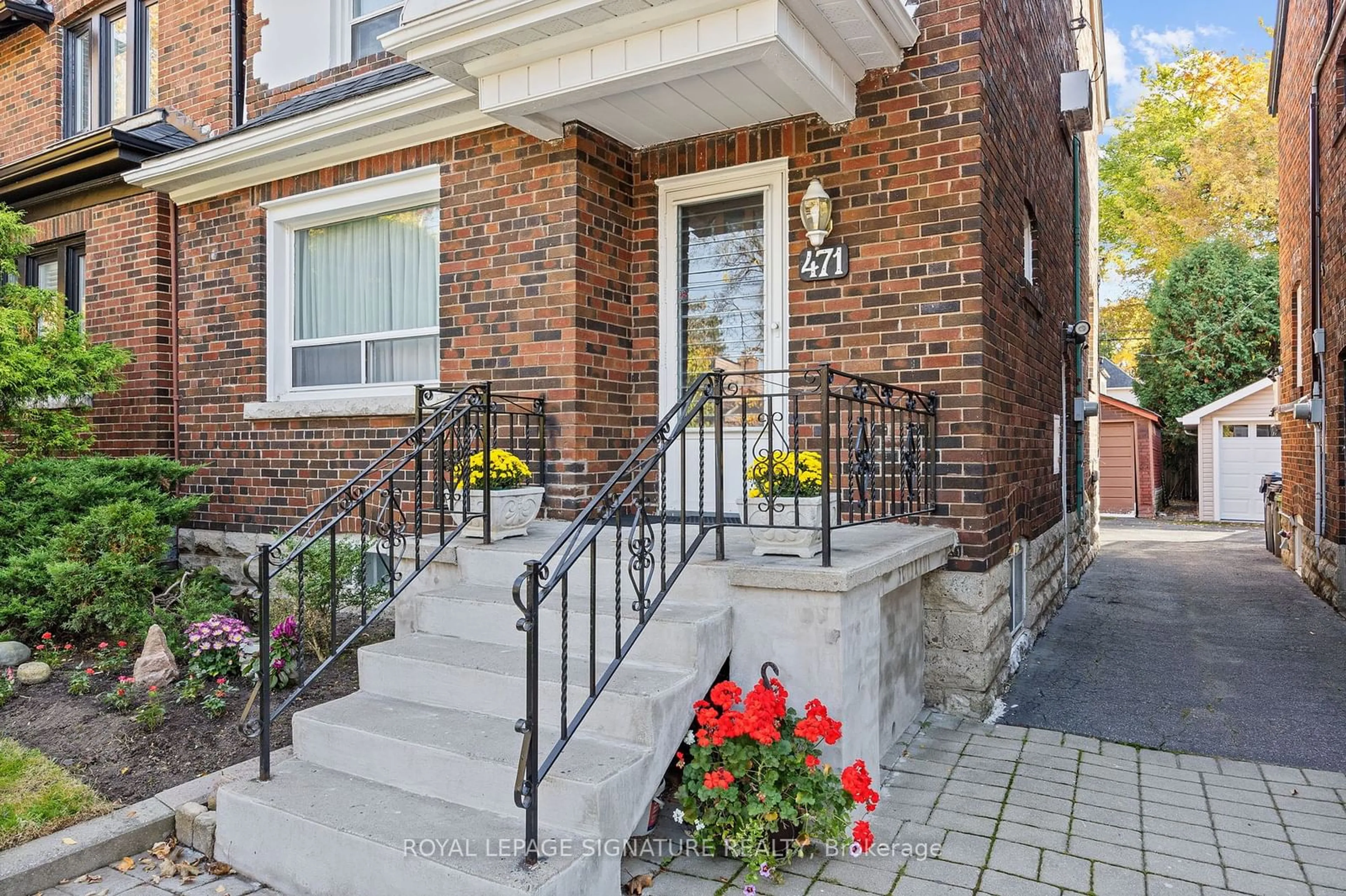 A pic from exterior of the house or condo, the street view for 471 Roselawn Ave, Toronto Ontario M5N 1K1