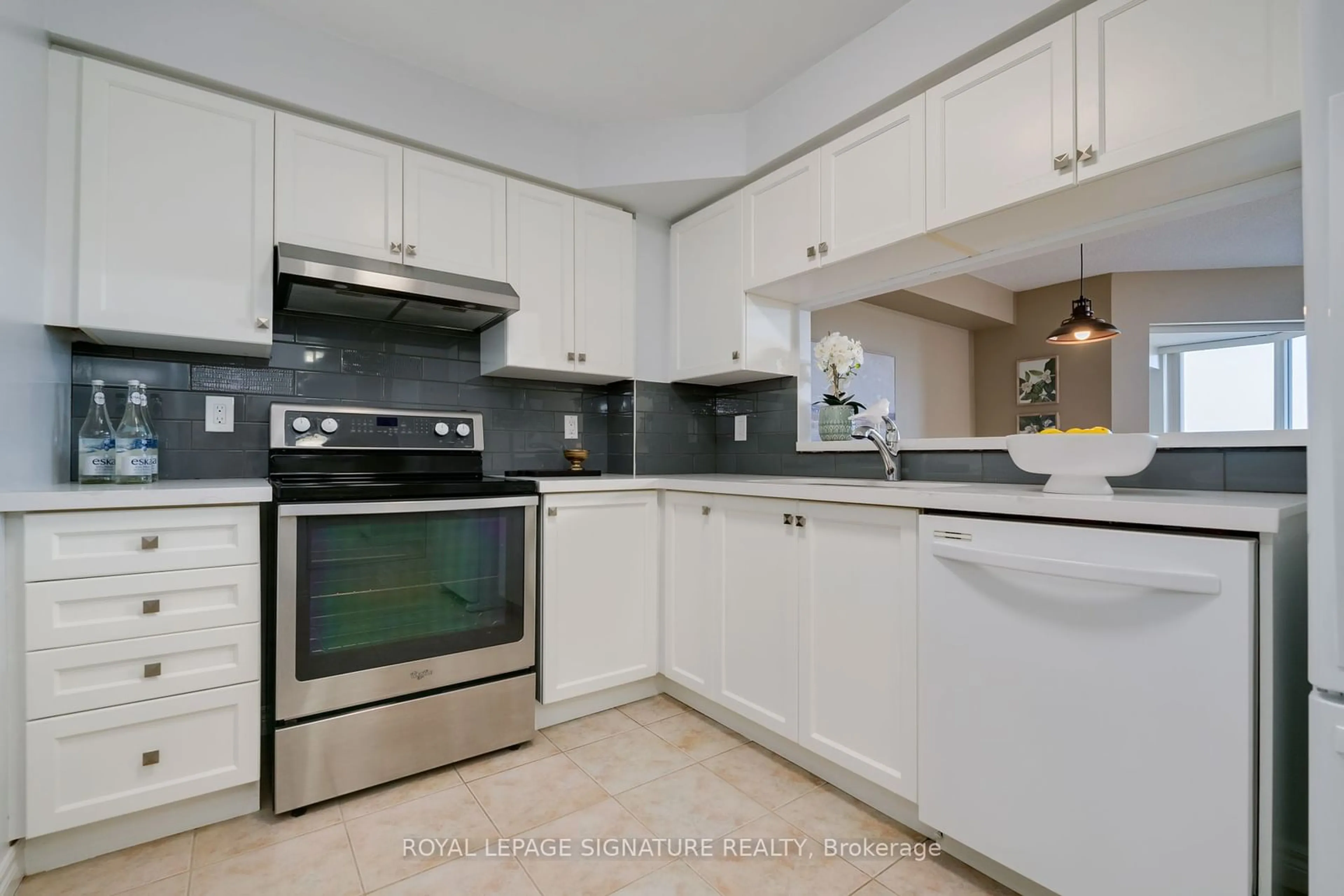 Standard kitchen, wood floors, cottage for 1700 Eglinton Ave #803, Toronto Ontario M4A 2X4