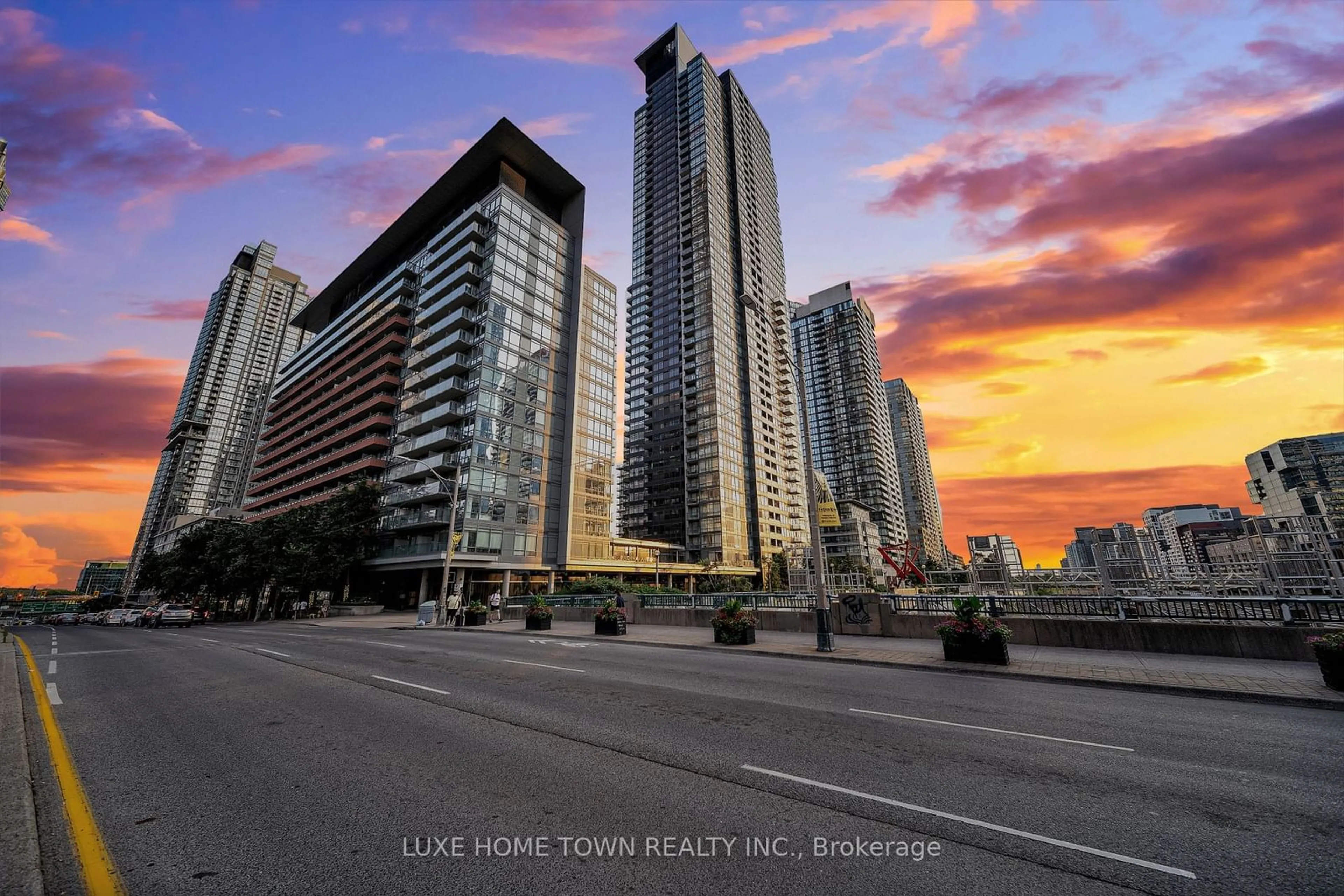 A pic from exterior of the house or condo, the view of city buildings for 4K Spadina Ave #711, Toronto Ontario M5V 3Y9