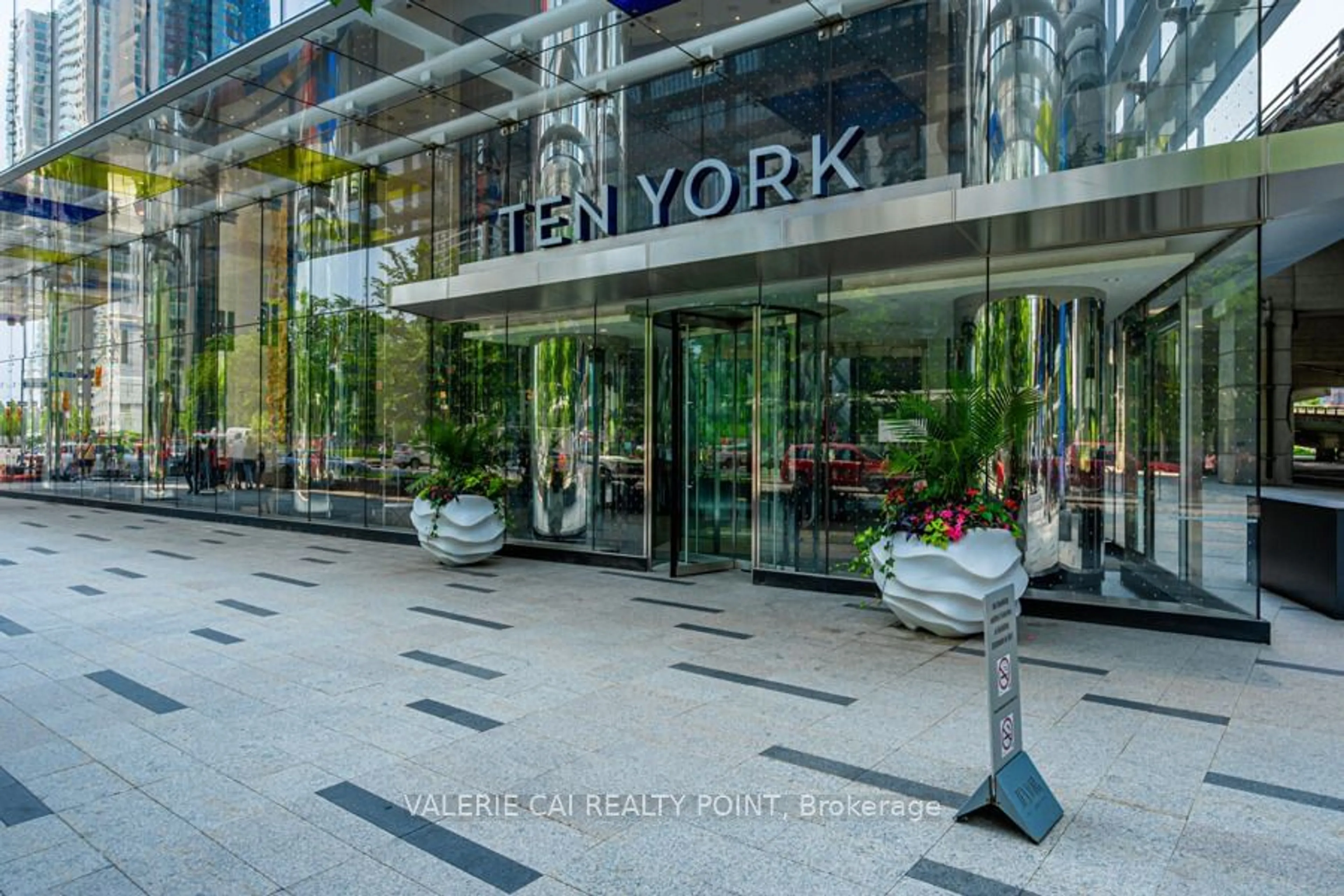 Indoor foyer for 10 York St #2705, Toronto Ontario M5J 0E1