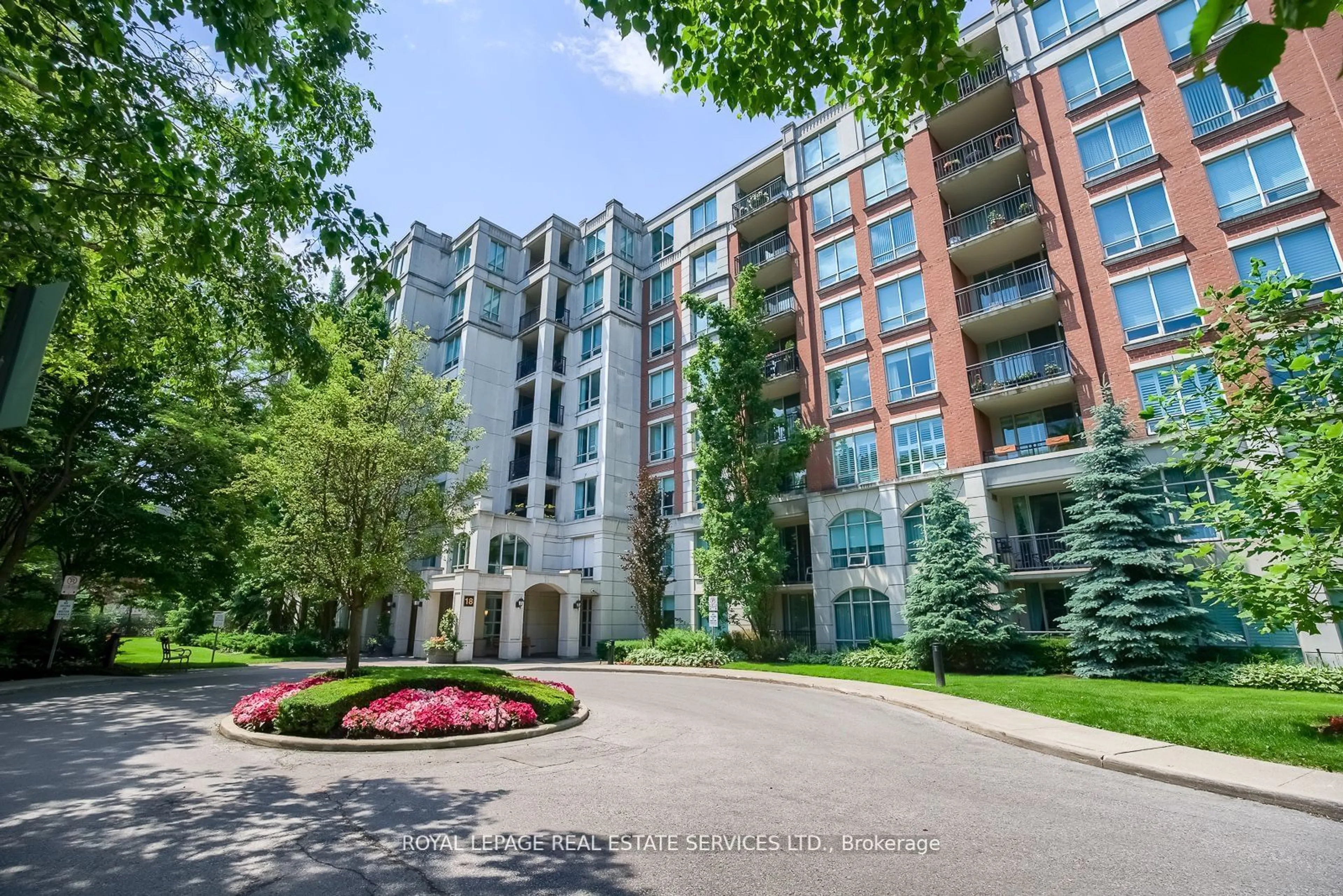 A pic from exterior of the house or condo, the street view for 18 William Carson Cres #811, Toronto Ontario M2P 2G6