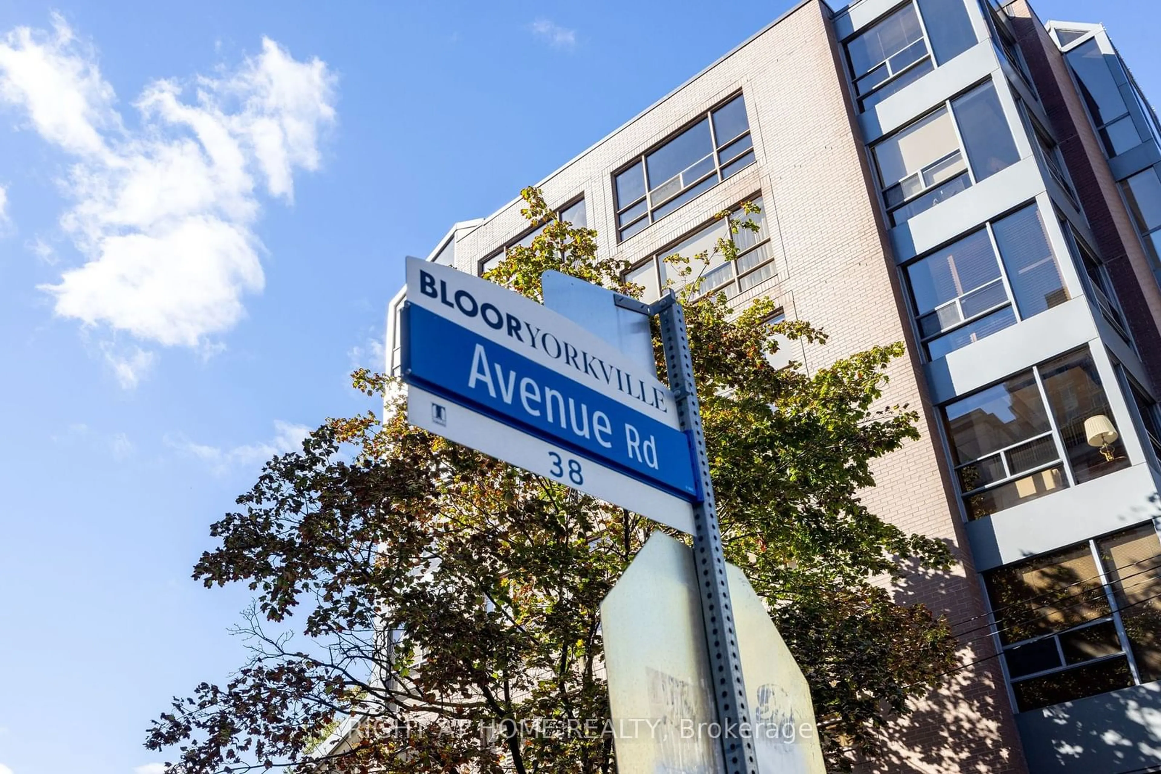 Indoor foyer for 4 Lowther Ave #606, Toronto Ontario M5R 1C6