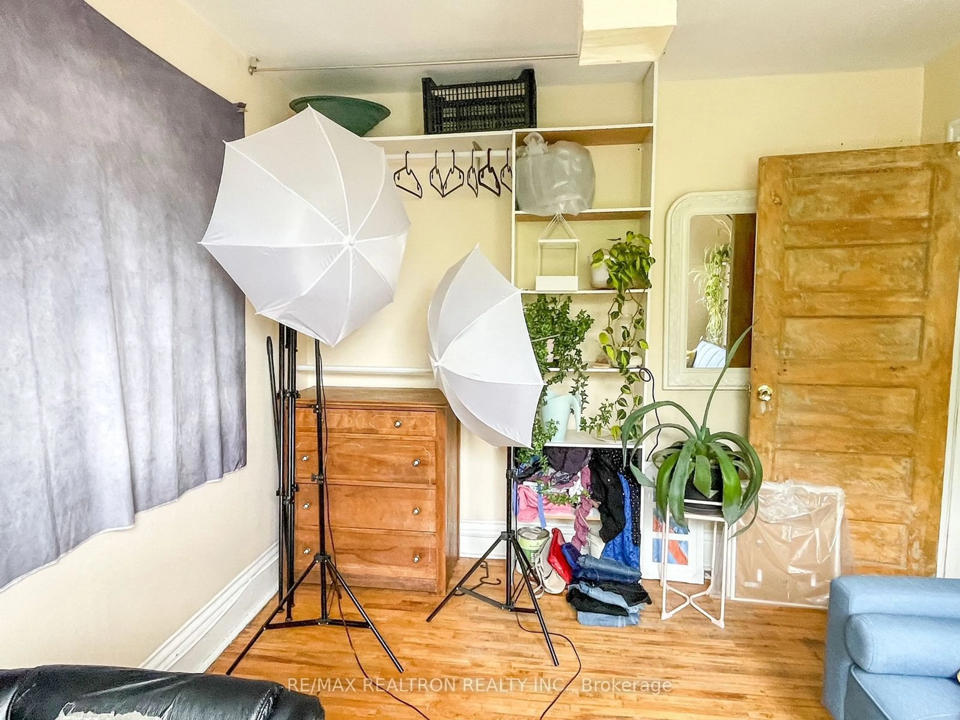 Indoor entryway, wood floors for 82A Augusta Ave, Toronto Ontario M5T 2L1