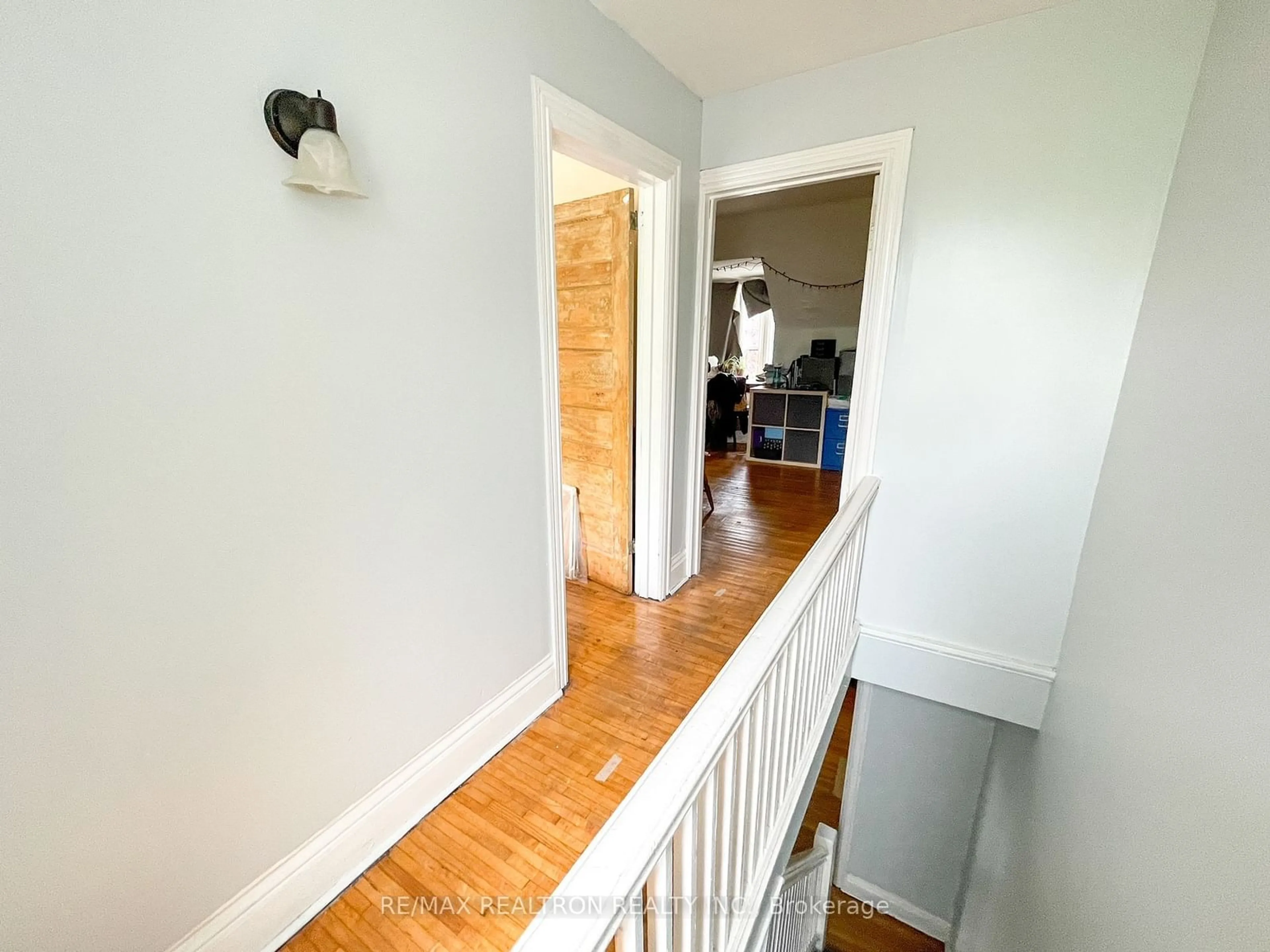 Indoor entryway, wood floors for 82A Augusta Ave, Toronto Ontario M5T 2L1