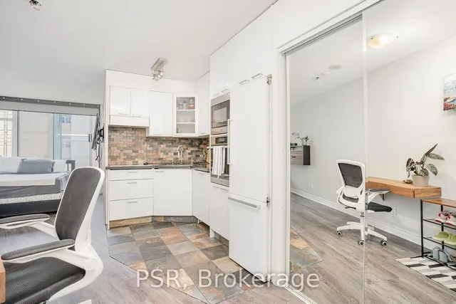 Additional property image - 650 Queens Quay Unit 921