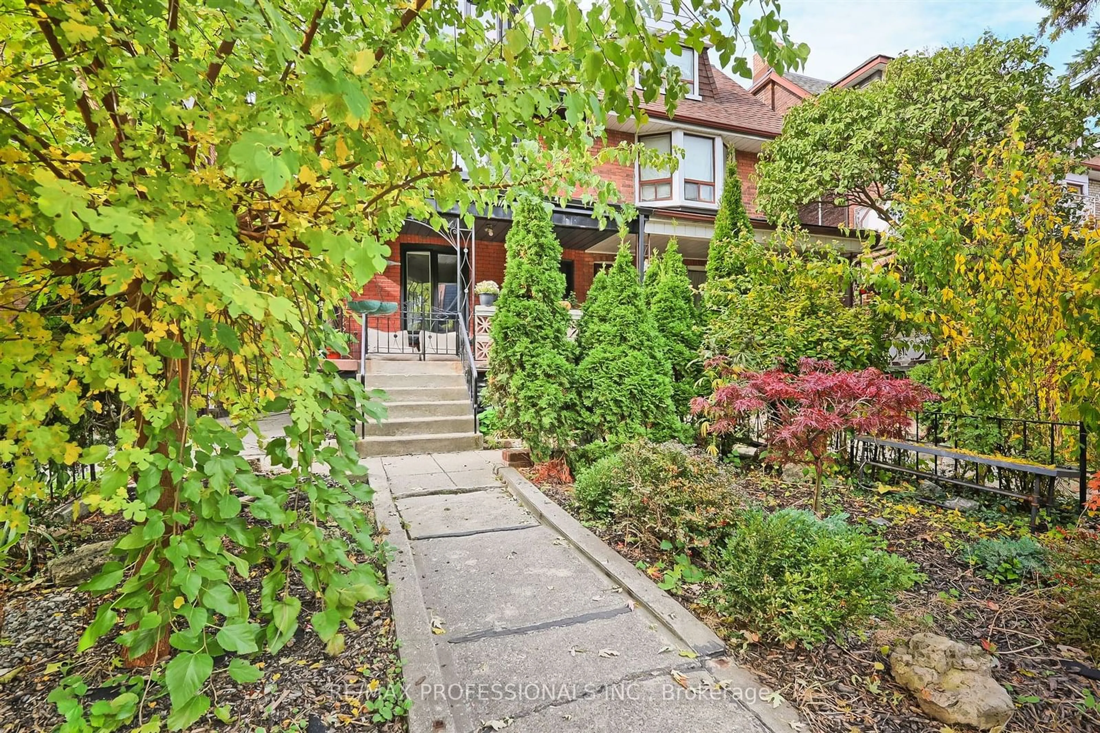 Patio, cottage for 166 Grace St, Toronto Ontario M6G 3A6