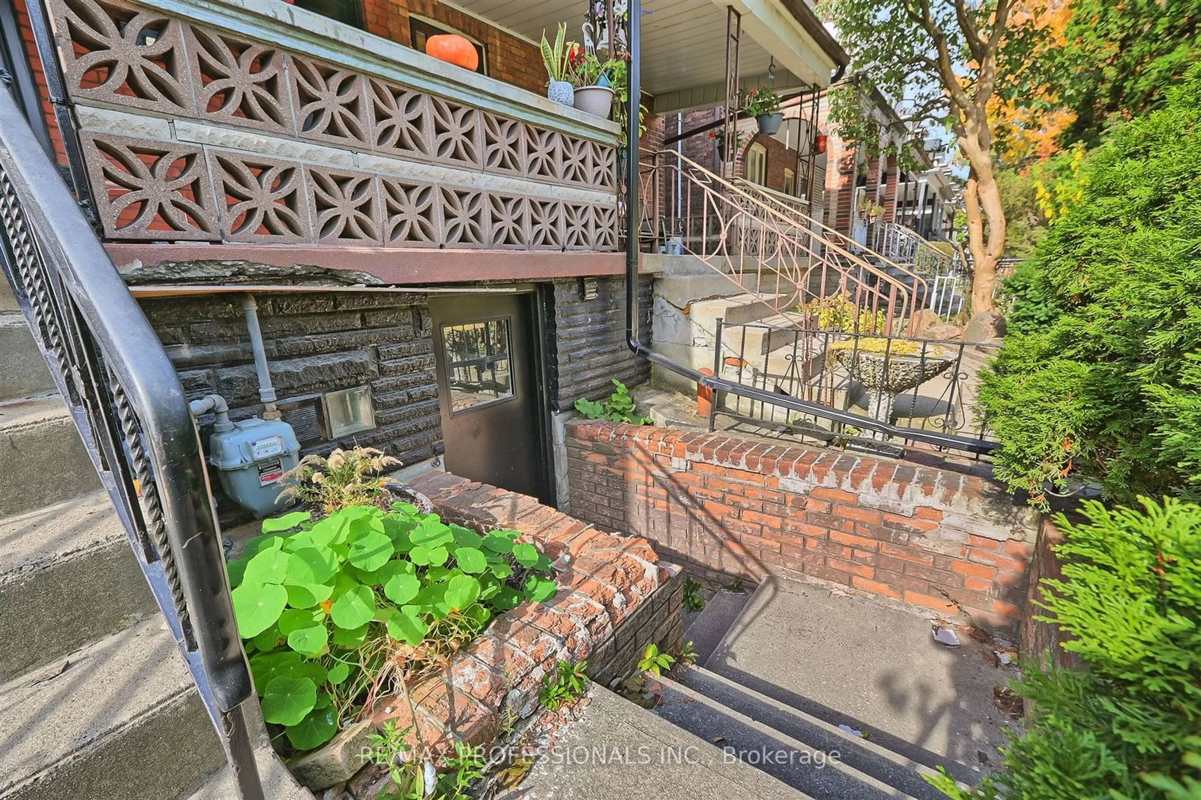 A pic from exterior of the house or condo, the street view for 166 Grace St, Toronto Ontario M6G 3A6