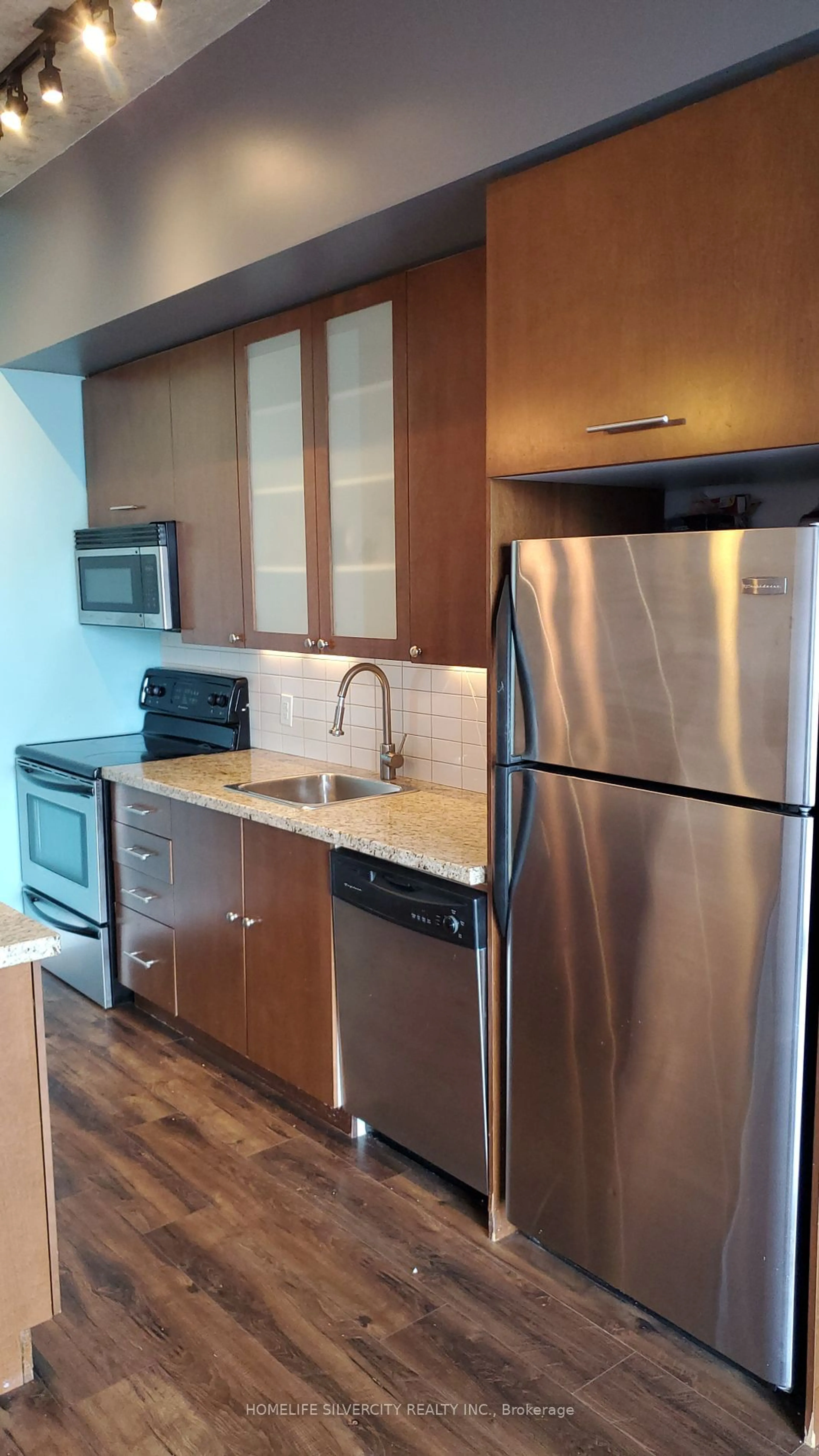 Standard kitchen for 33 Mill St #407, Toronto Ontario M5A 3R3