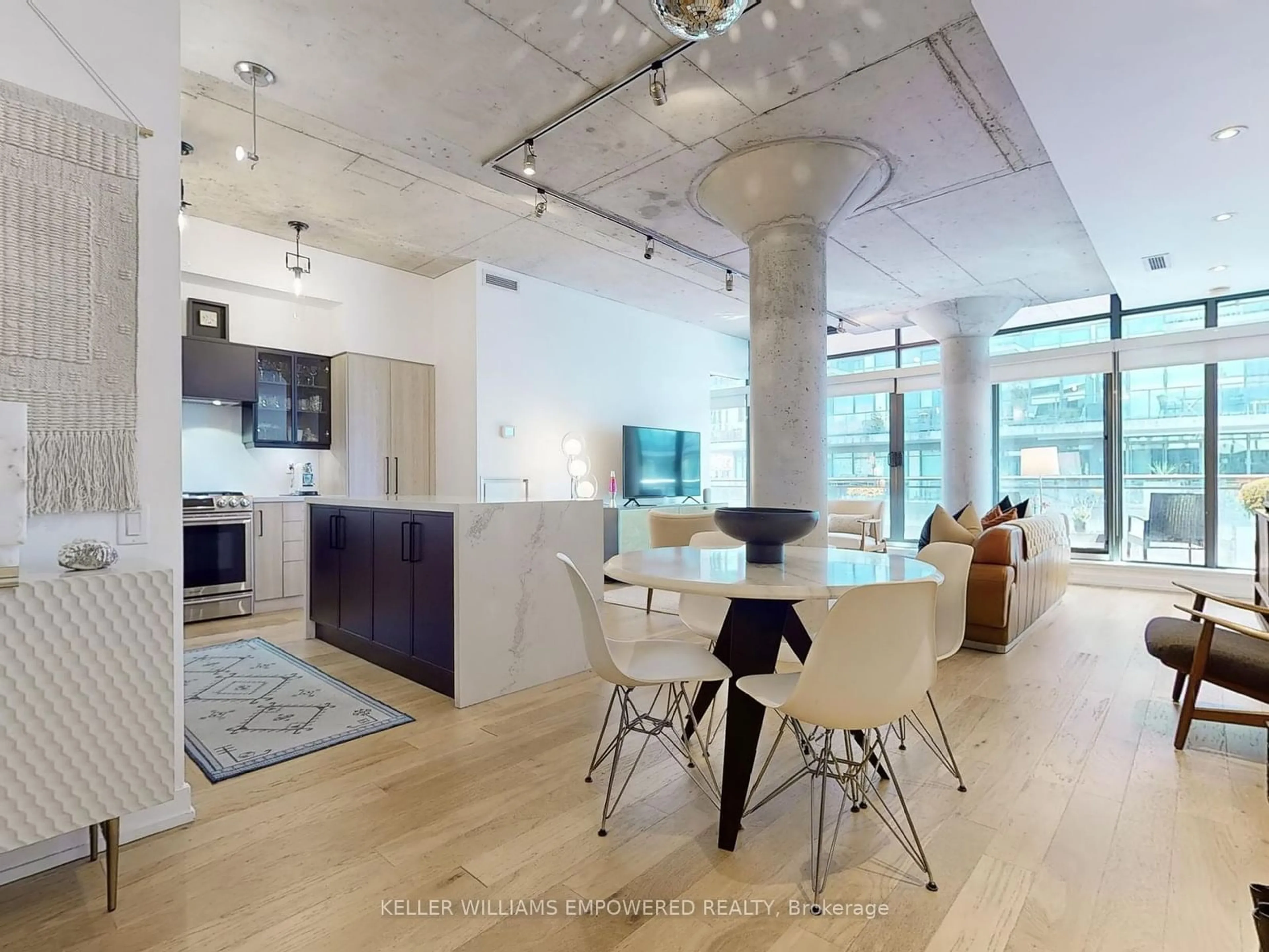 Open concept kitchen for 10 Morrison St #904, Toronto Ontario M5V 2T8