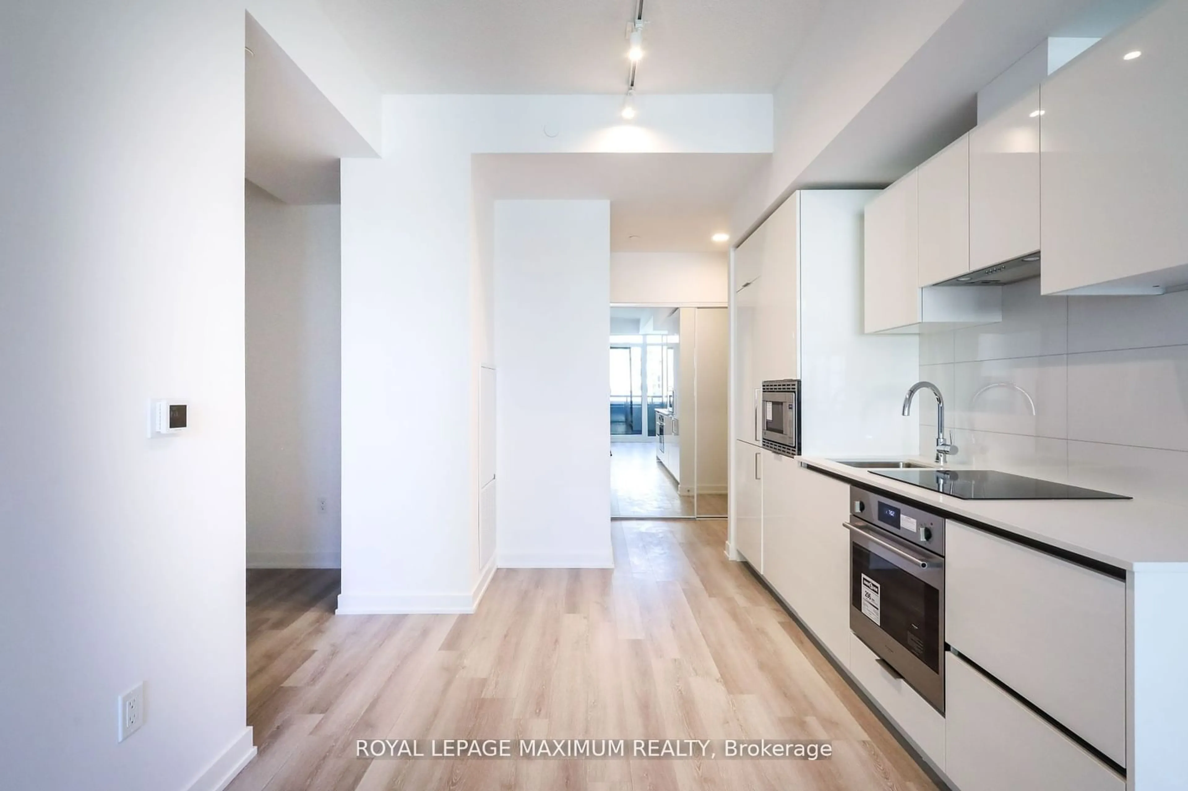 Standard kitchen, wood floors for 234 Simcoe St #720, Toronto Ontario M5T 1T4