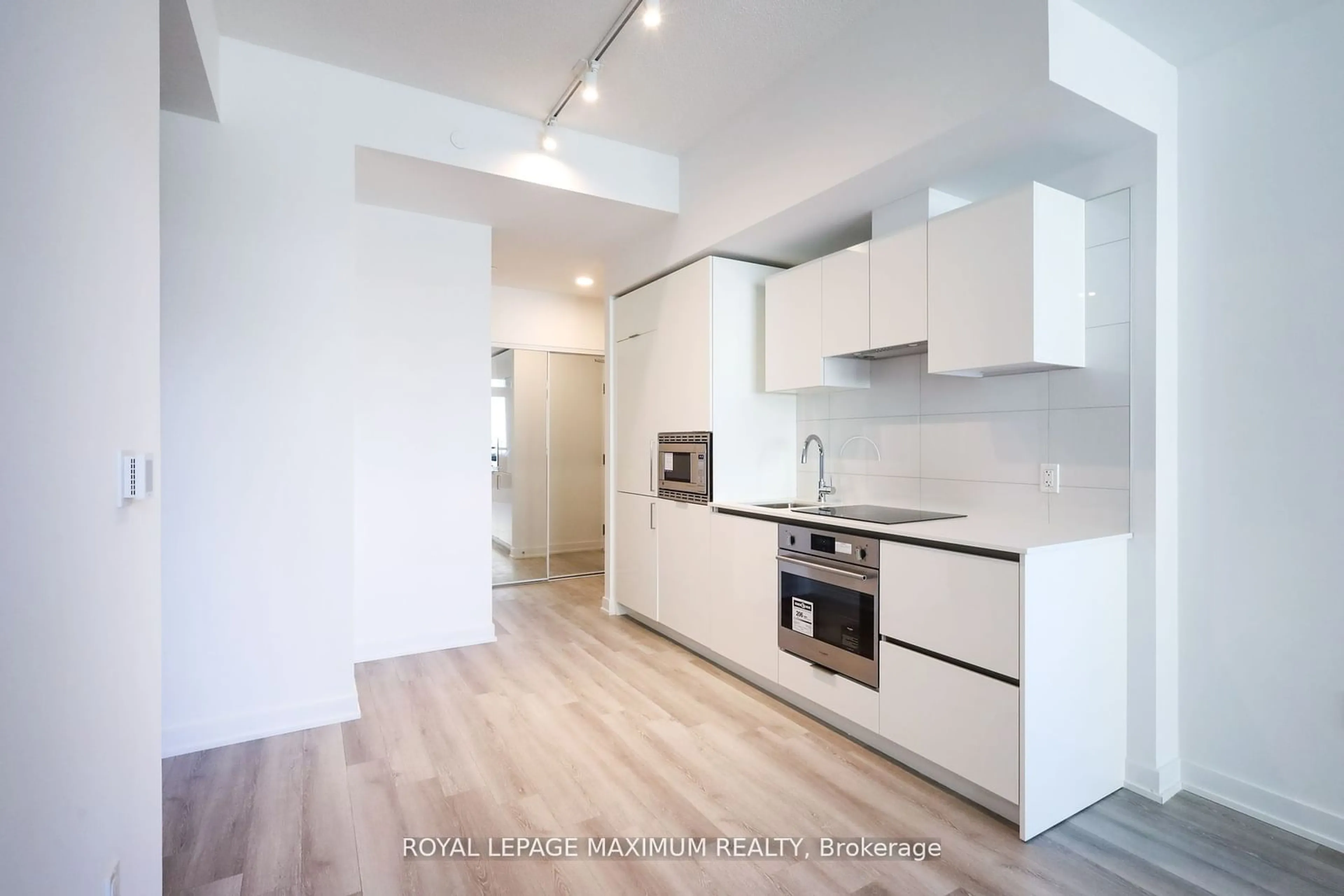 Open concept kitchen for 234 Simcoe St #720, Toronto Ontario M5T 1T4