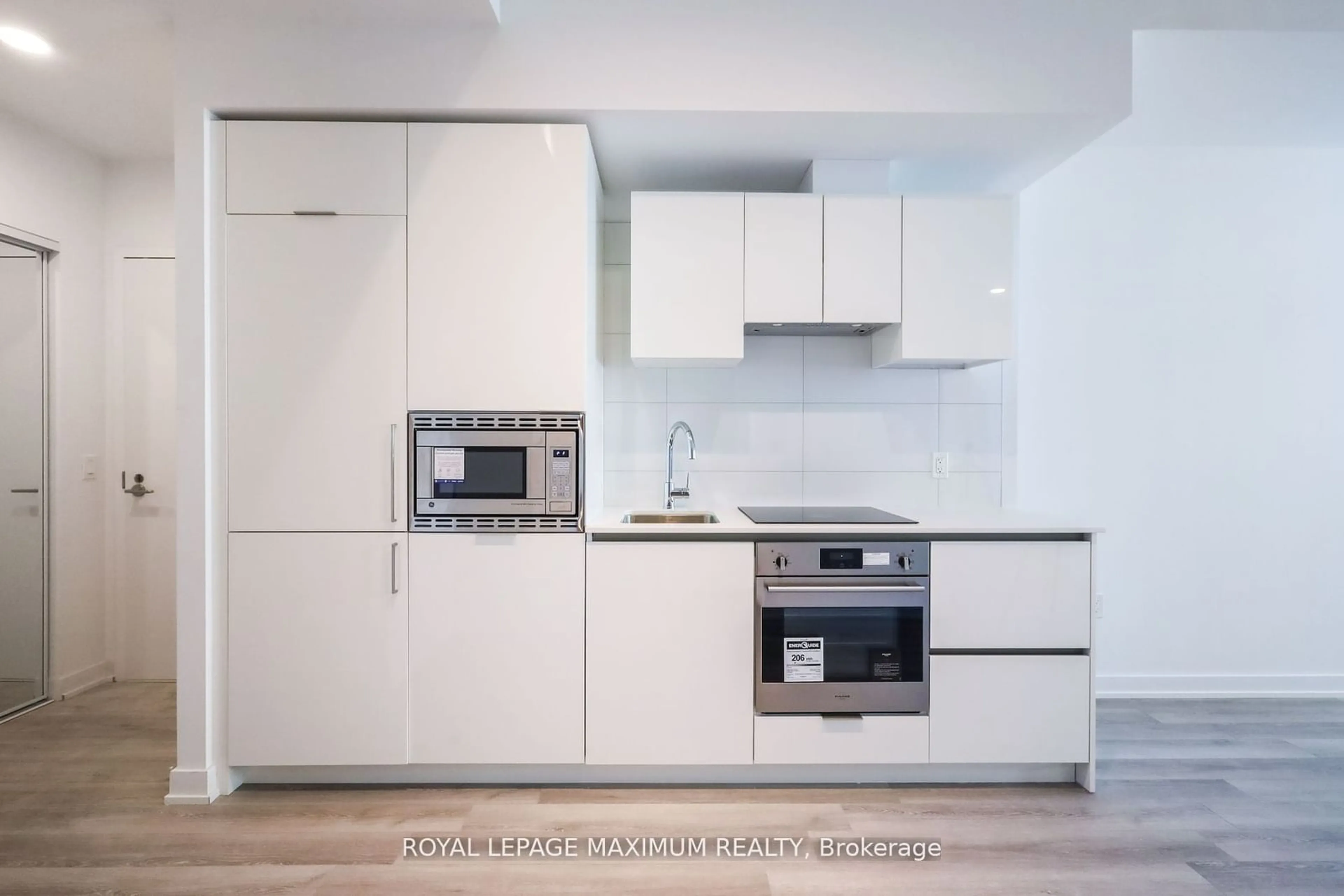 Standard kitchen for 234 Simcoe St #720, Toronto Ontario M5T 1T4