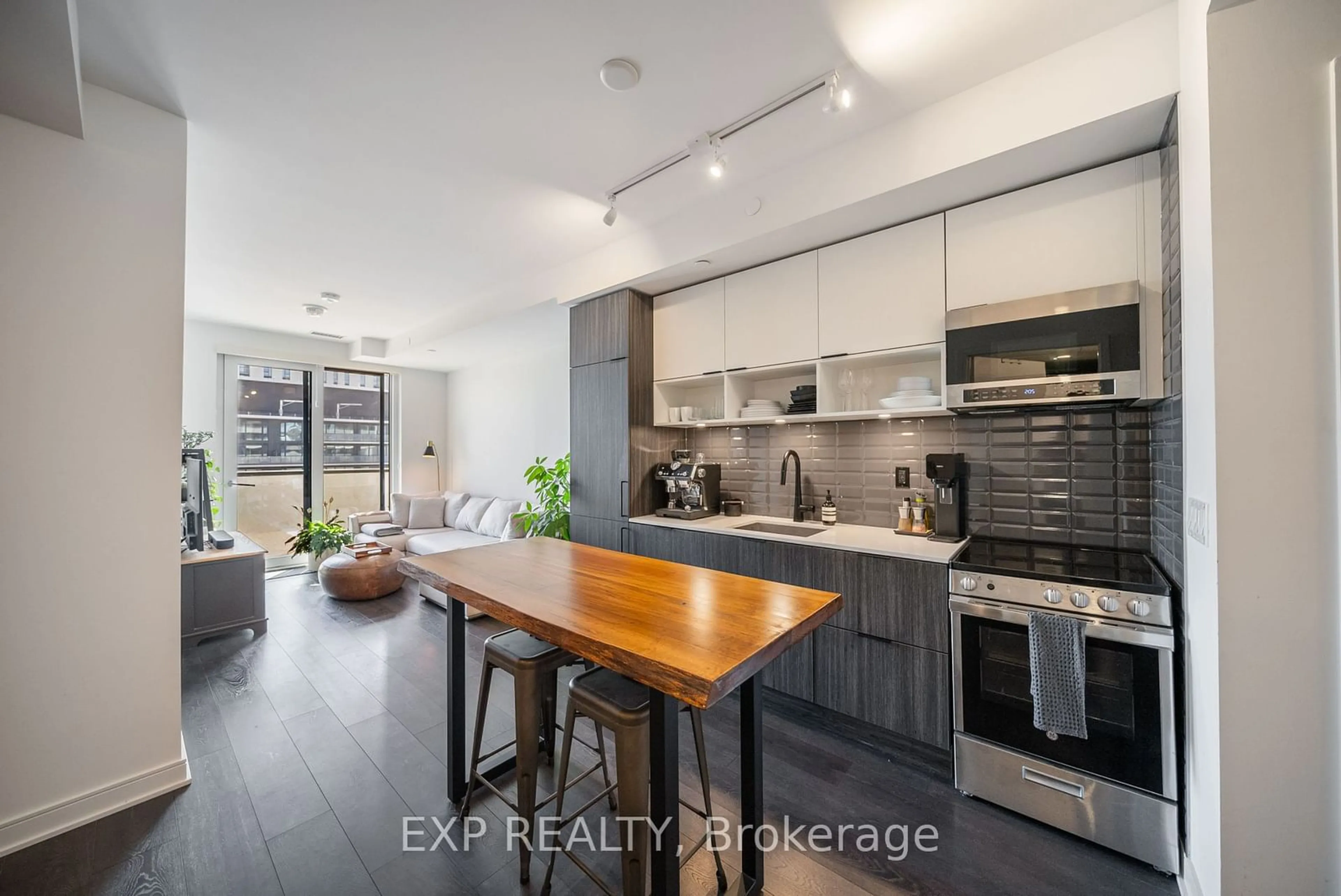 Open concept kitchen for 35 Rolling Mills Rd #N812, Toronto Ontario M5A 0V6