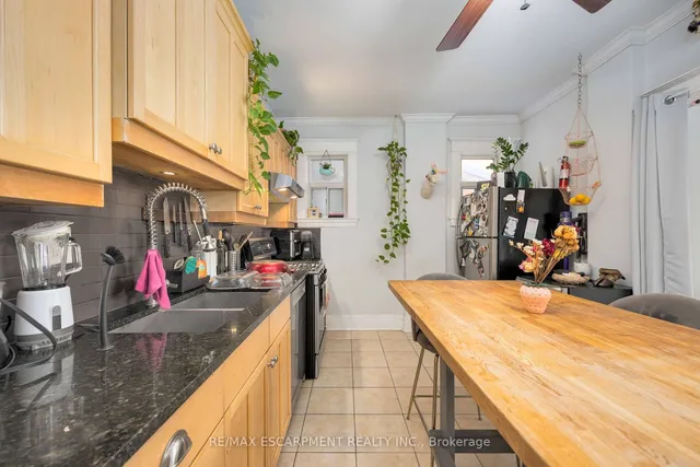 Additional property image - 689 Dovercourt Rd
