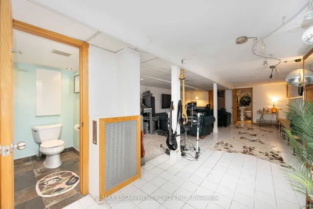 Additional property image - 689 Dovercourt Rd