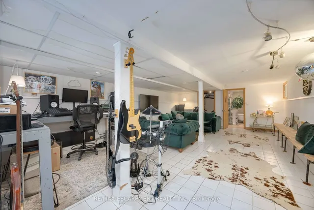 Additional property image - 689 Dovercourt Rd