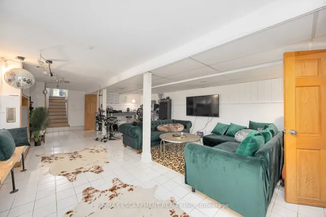 Additional property image - 689 Dovercourt Rd