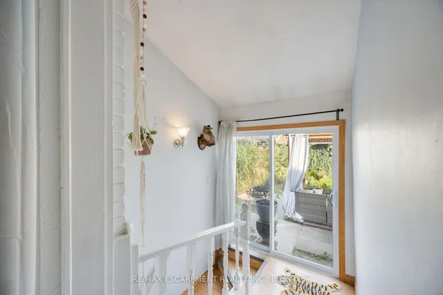 Additional property image - 689 Dovercourt Rd
