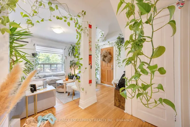 Additional property image - 689 Dovercourt Rd