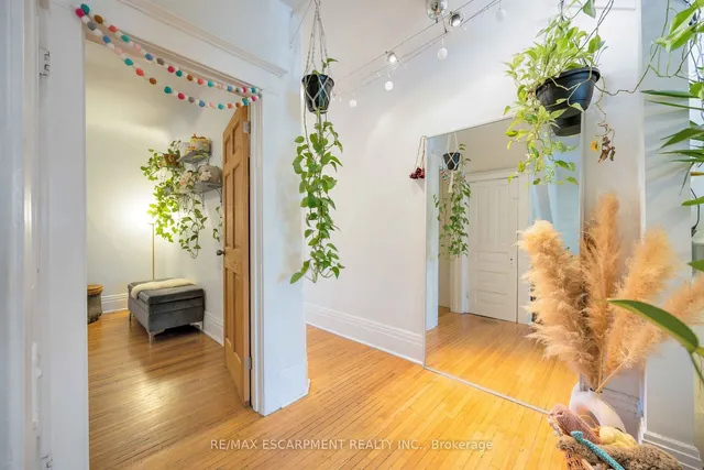Additional property image - 689 Dovercourt Rd