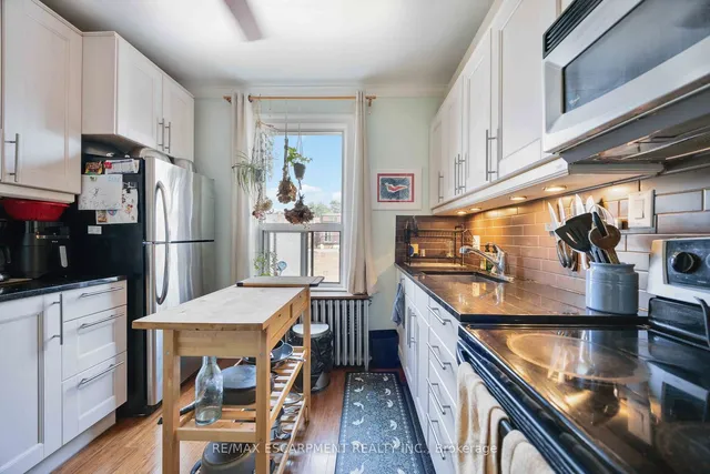 Additional property image - 689 Dovercourt Rd