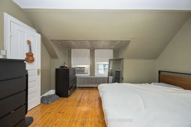 Additional property image - 689 Dovercourt Rd