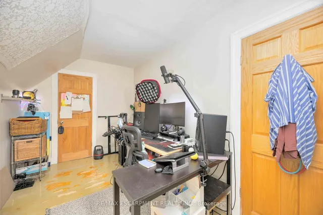 Additional property image - 689 Dovercourt Rd