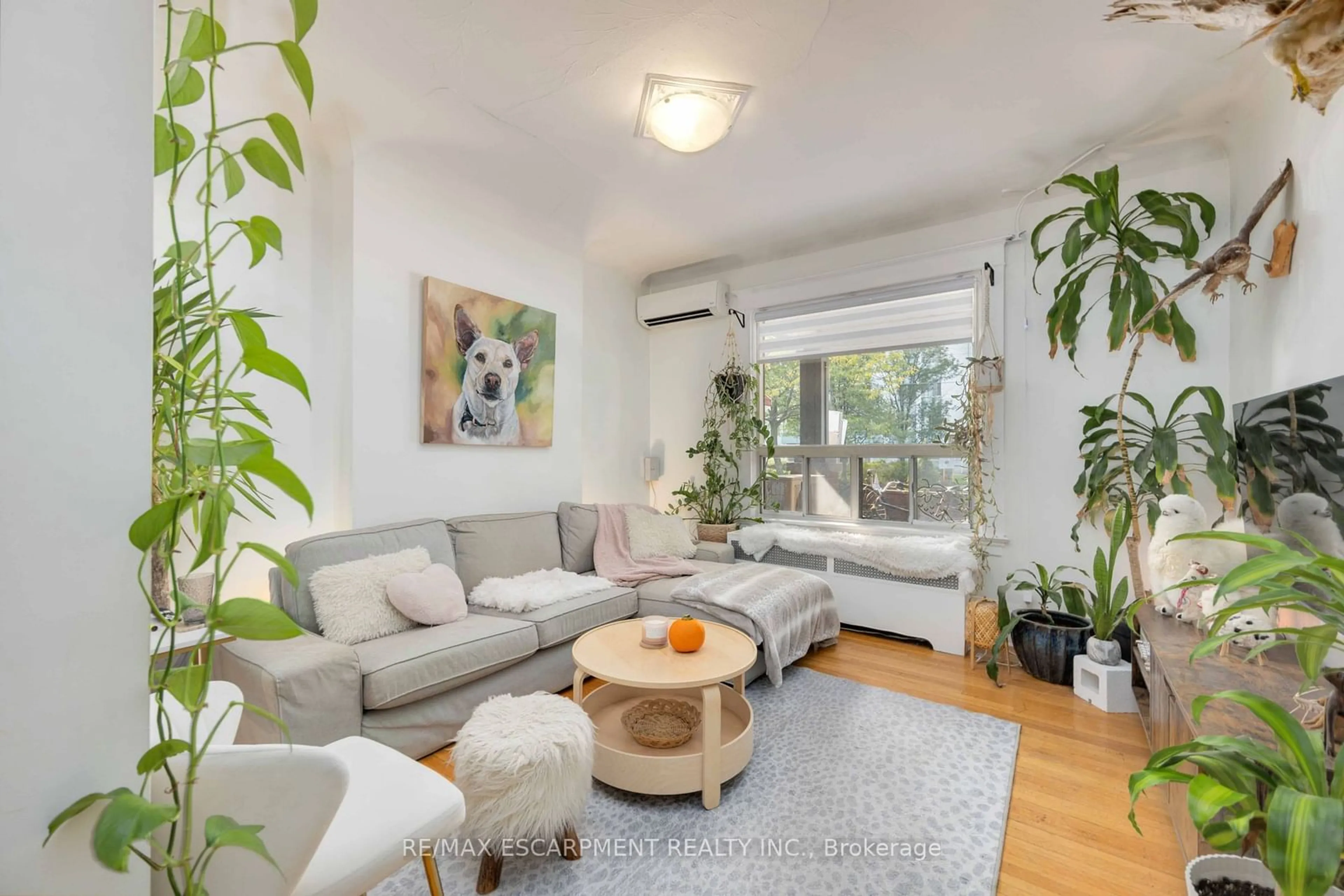 Living room, wood floors for 689 Dovercourt Rd, Toronto Ontario M6H 2W7