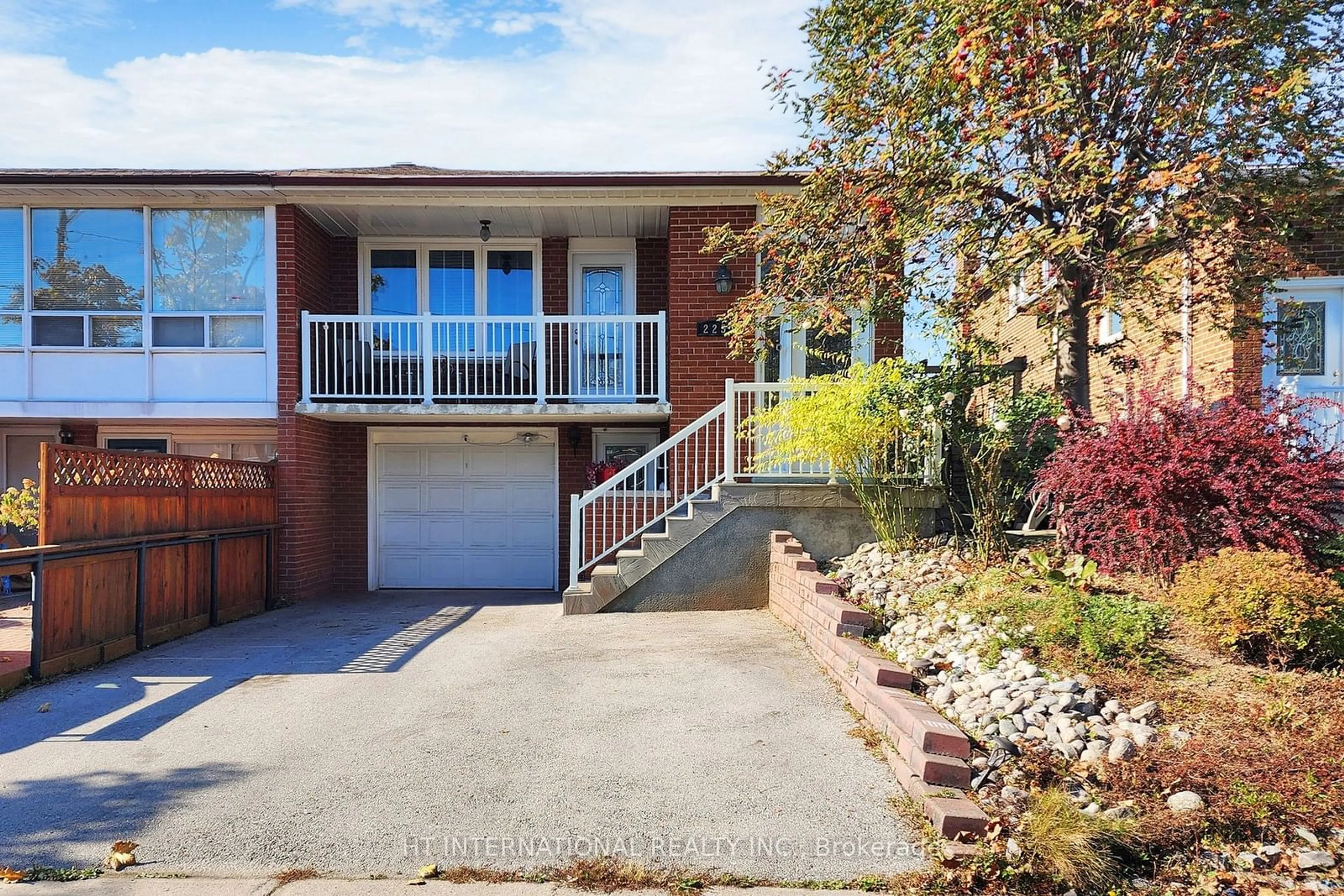 Home with brick exterior material for 225 Shawnee Circ, Toronto Ontario M2H 2Y3